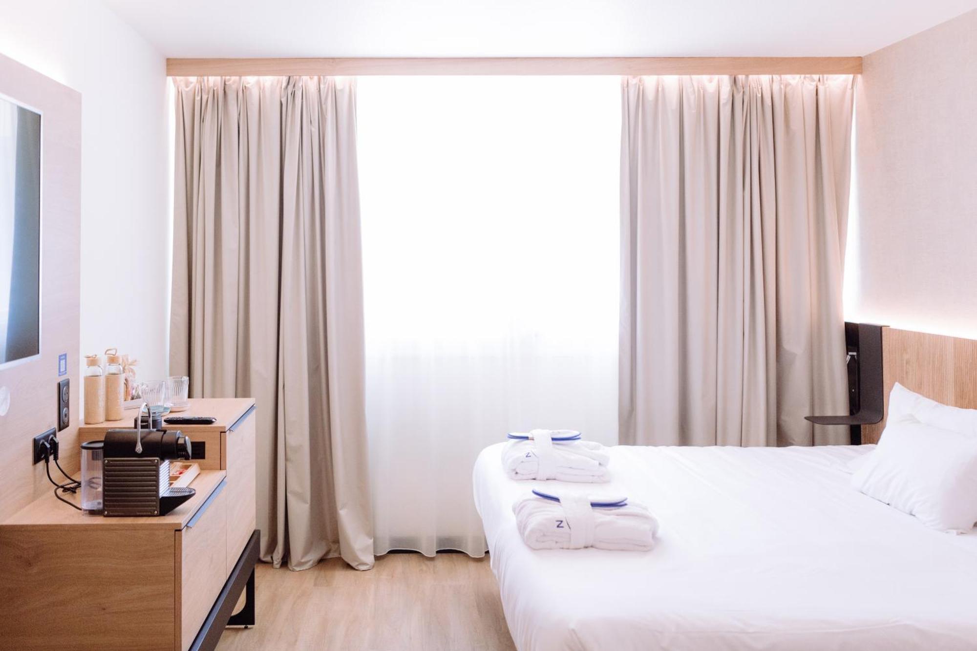 Classic Room with One Queen Bed and One Single Bed,1730003564:JPEG