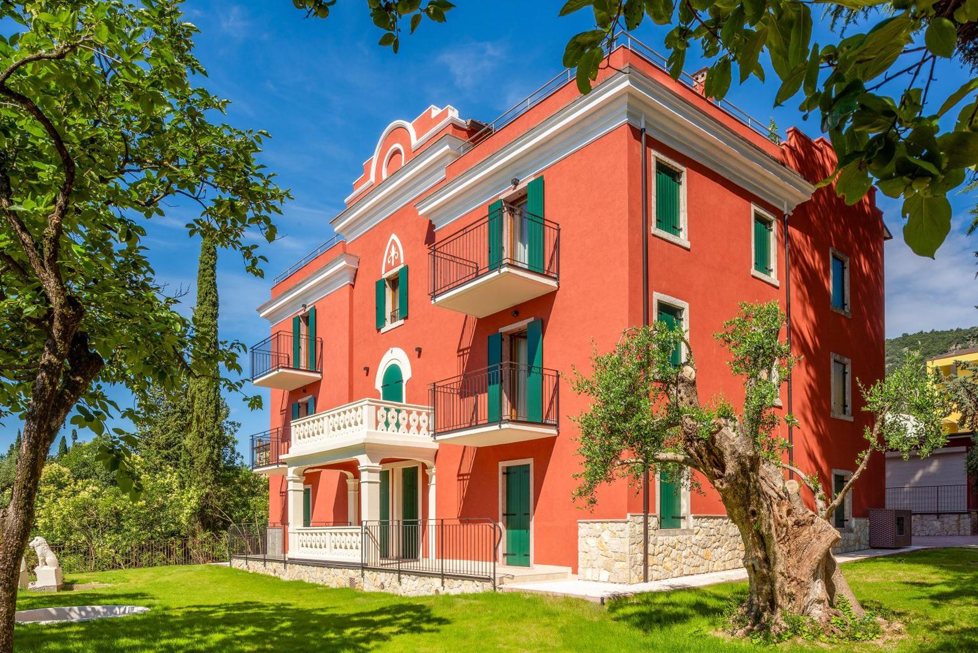 One-Bedroom Deluxe Apartment
