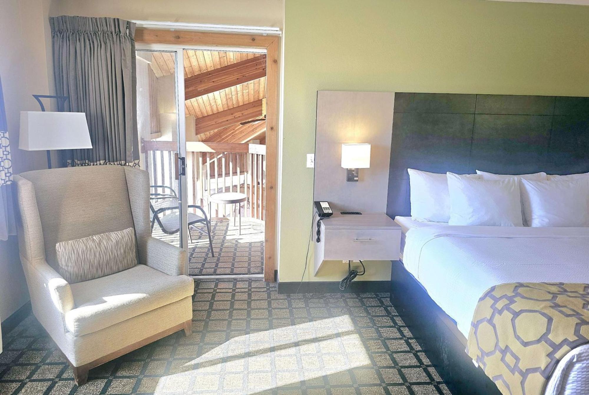 1 King Bed Studio Suite Pool View Hot Tub Non-Smoking