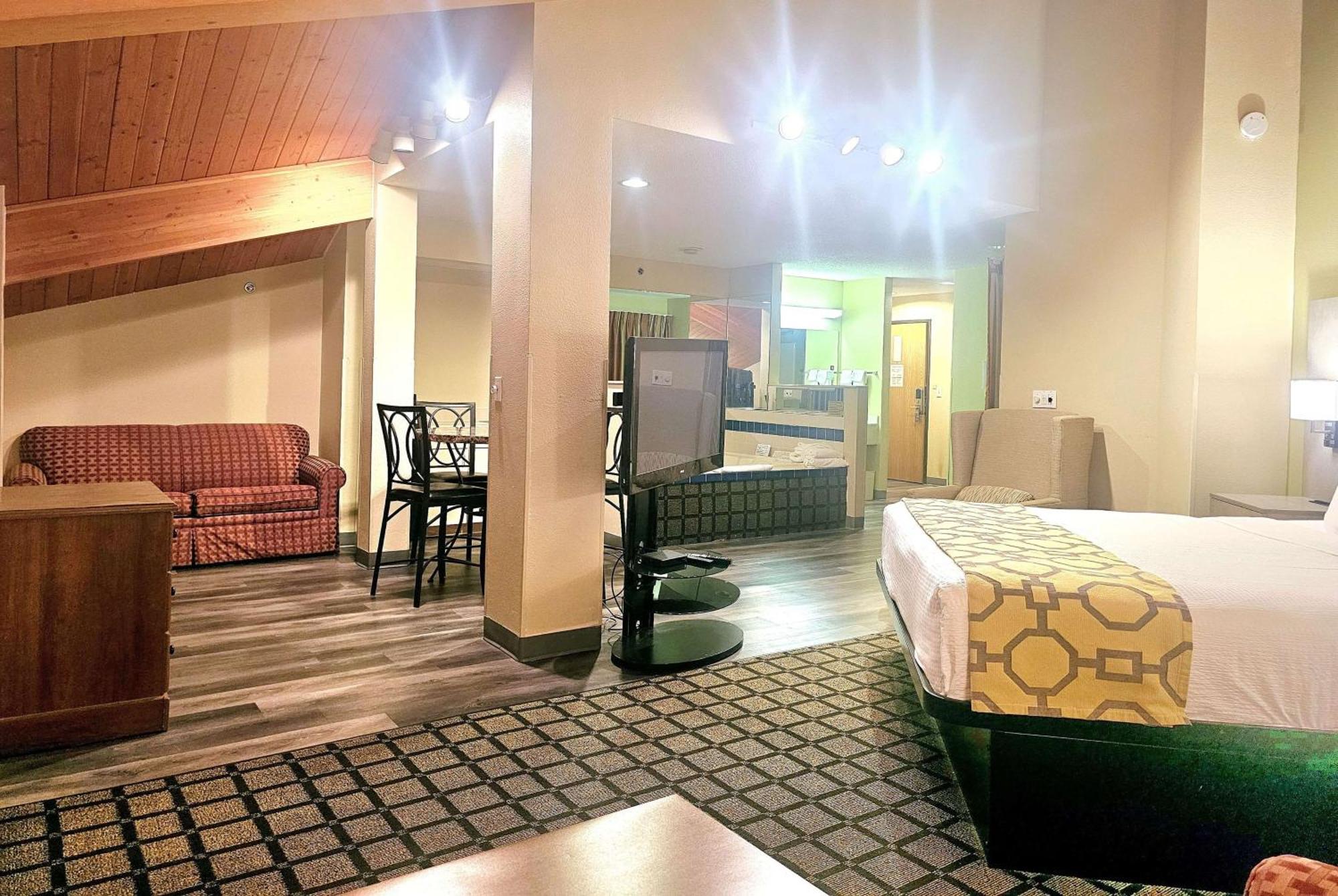 1 King Bed 2 Sofa Beds Studio Suite Pool View Hot Tub Non-Smoking