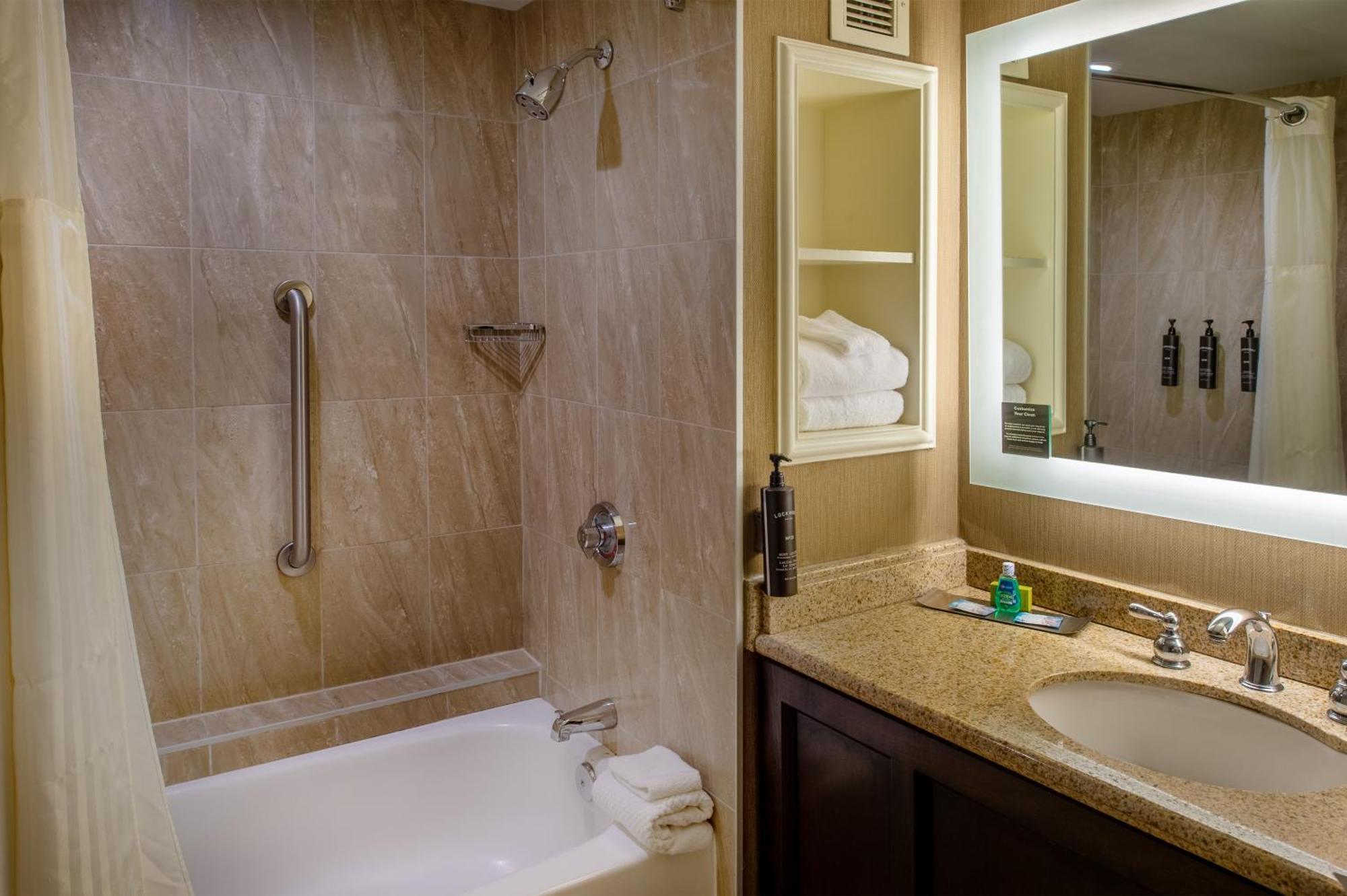 Luxury King Room Mobility Access Tub