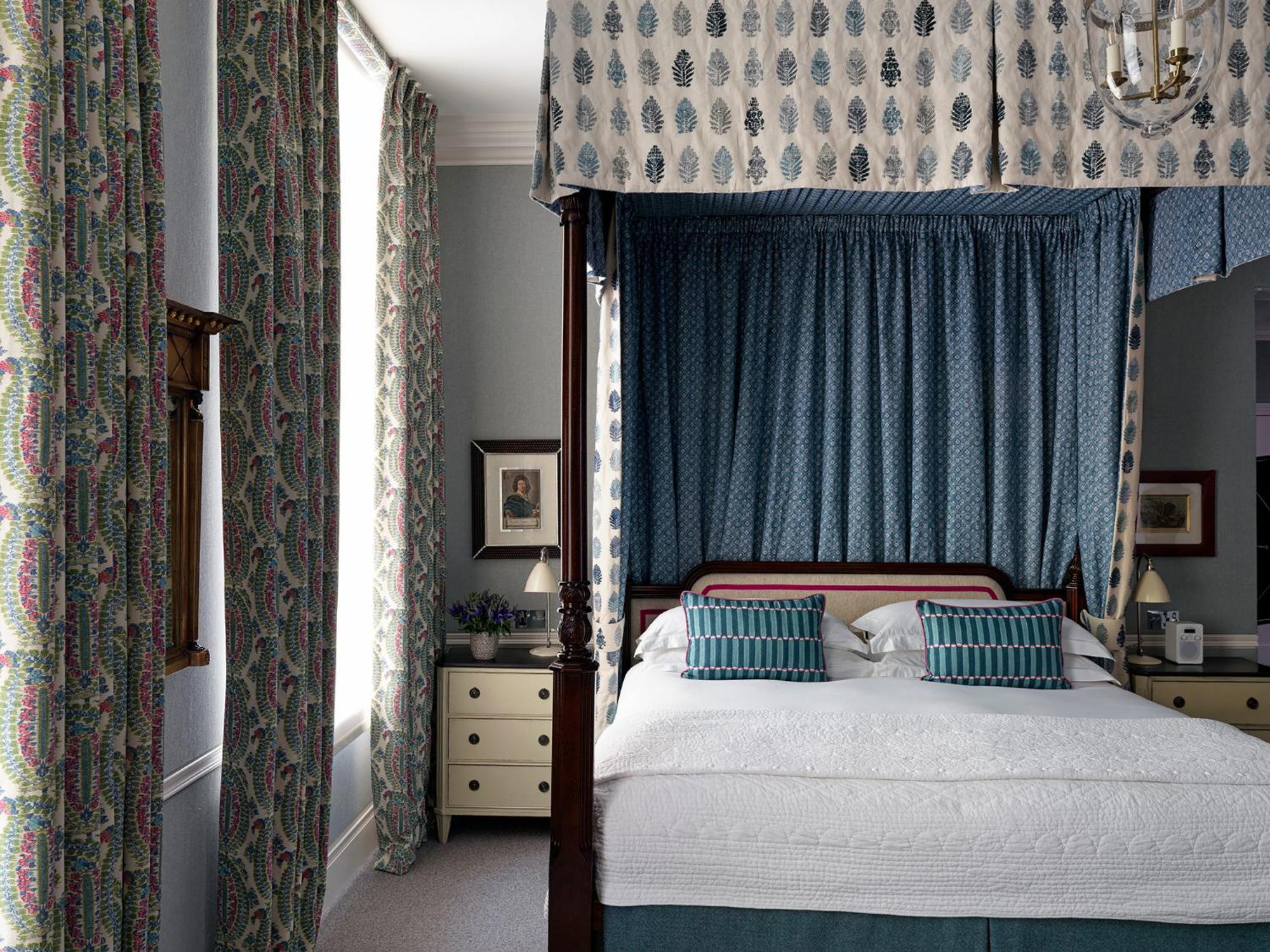 Double Room Four Poster Bed