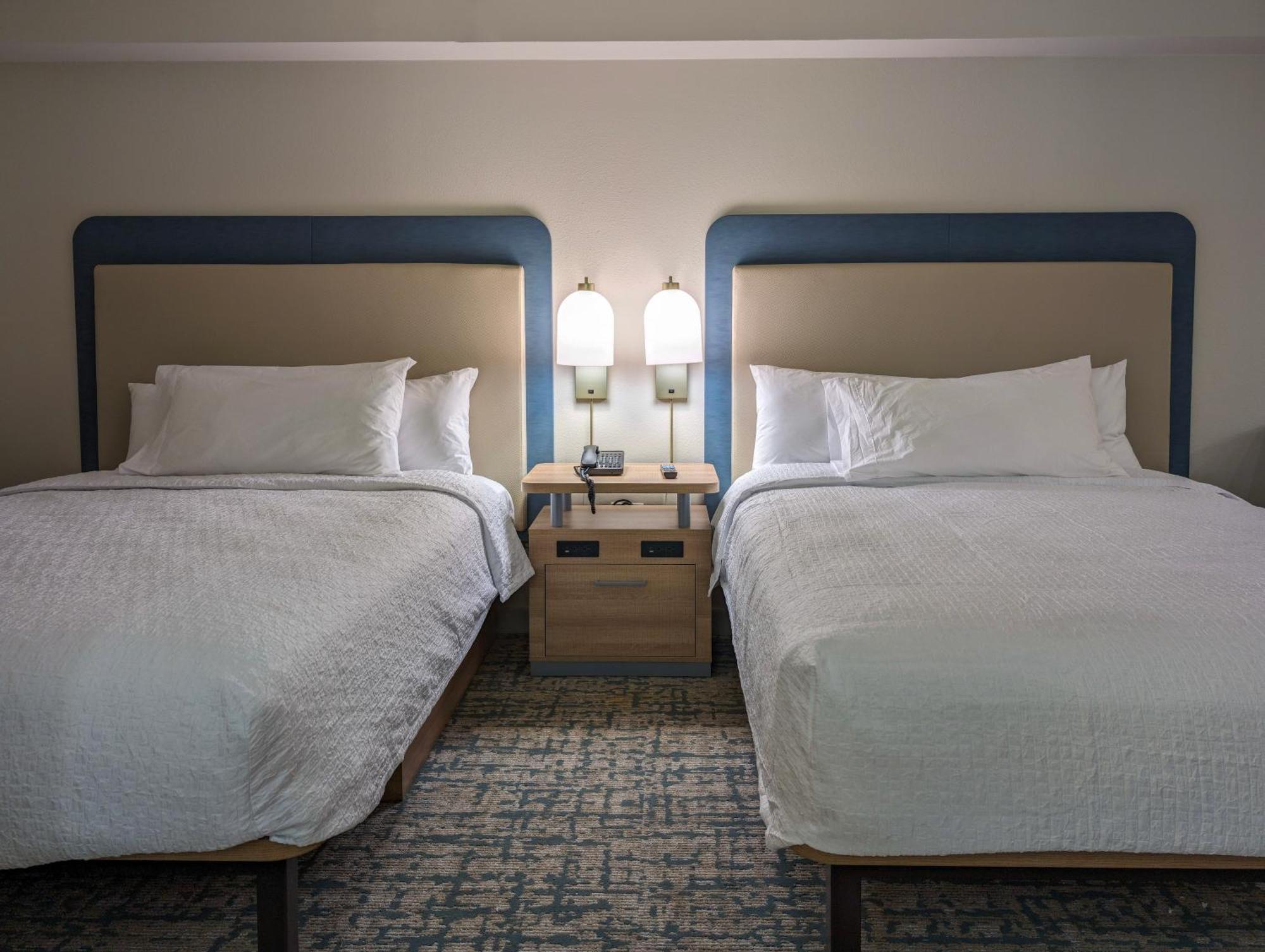 Studio Suite Two Queen Beds Roll Shower Mobility Hearing Access
