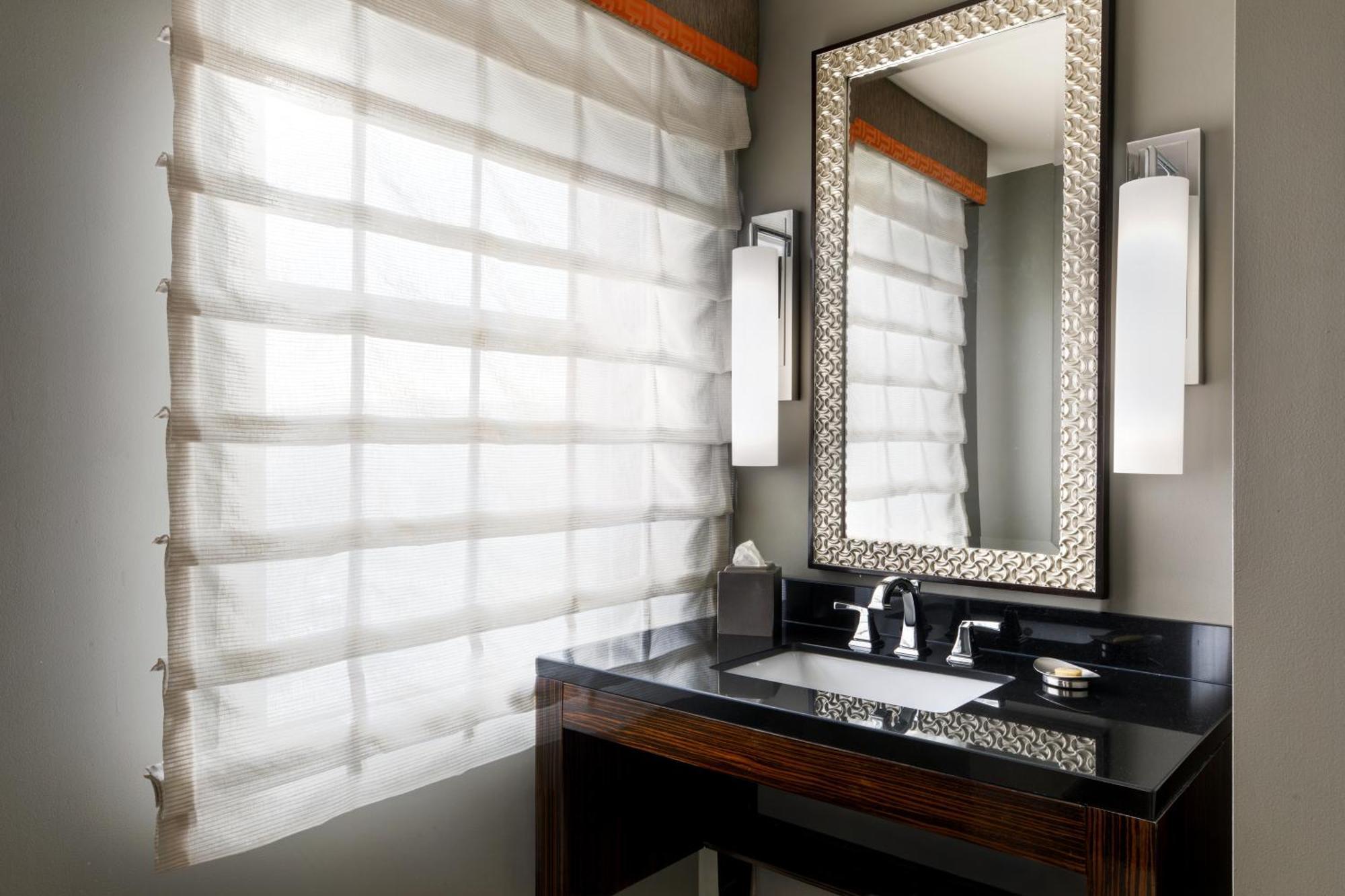 Deluxe King Room Transfer Shower Mobility or Hearing Access