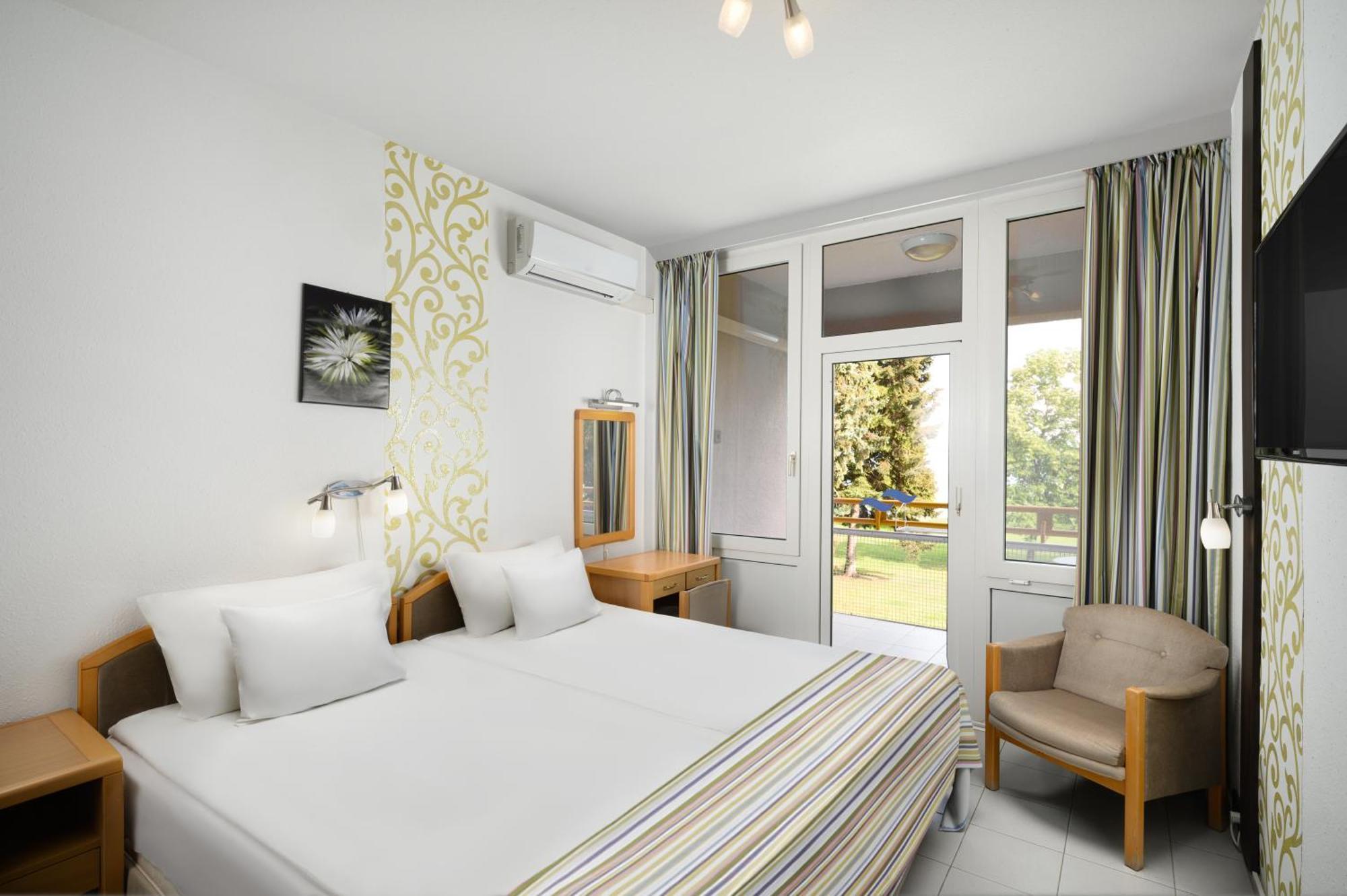 Executive Twin Room with Lake View,1604764588:JPEG
