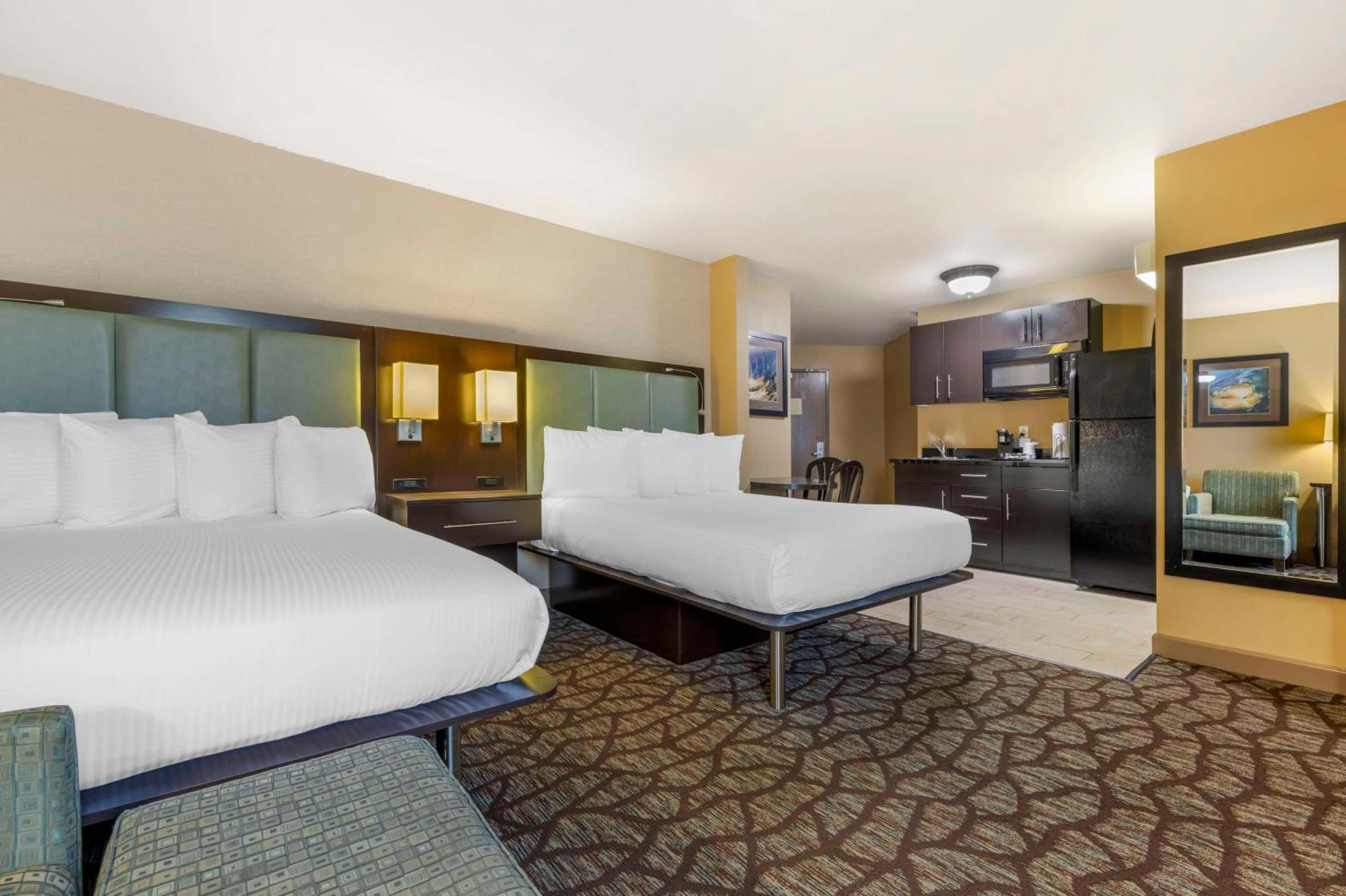 Queen Room Two Queen Beds Kitchenette