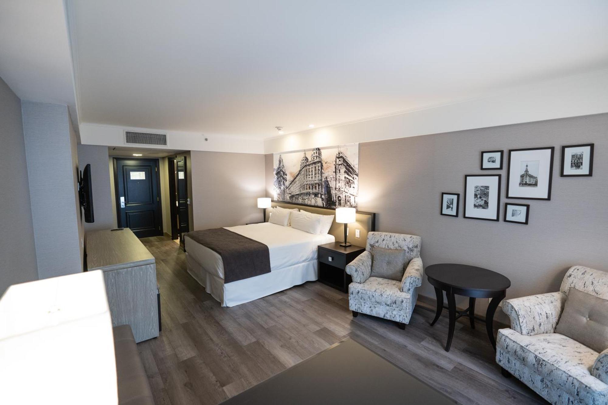 Zimmer mit Kingsize-Bett