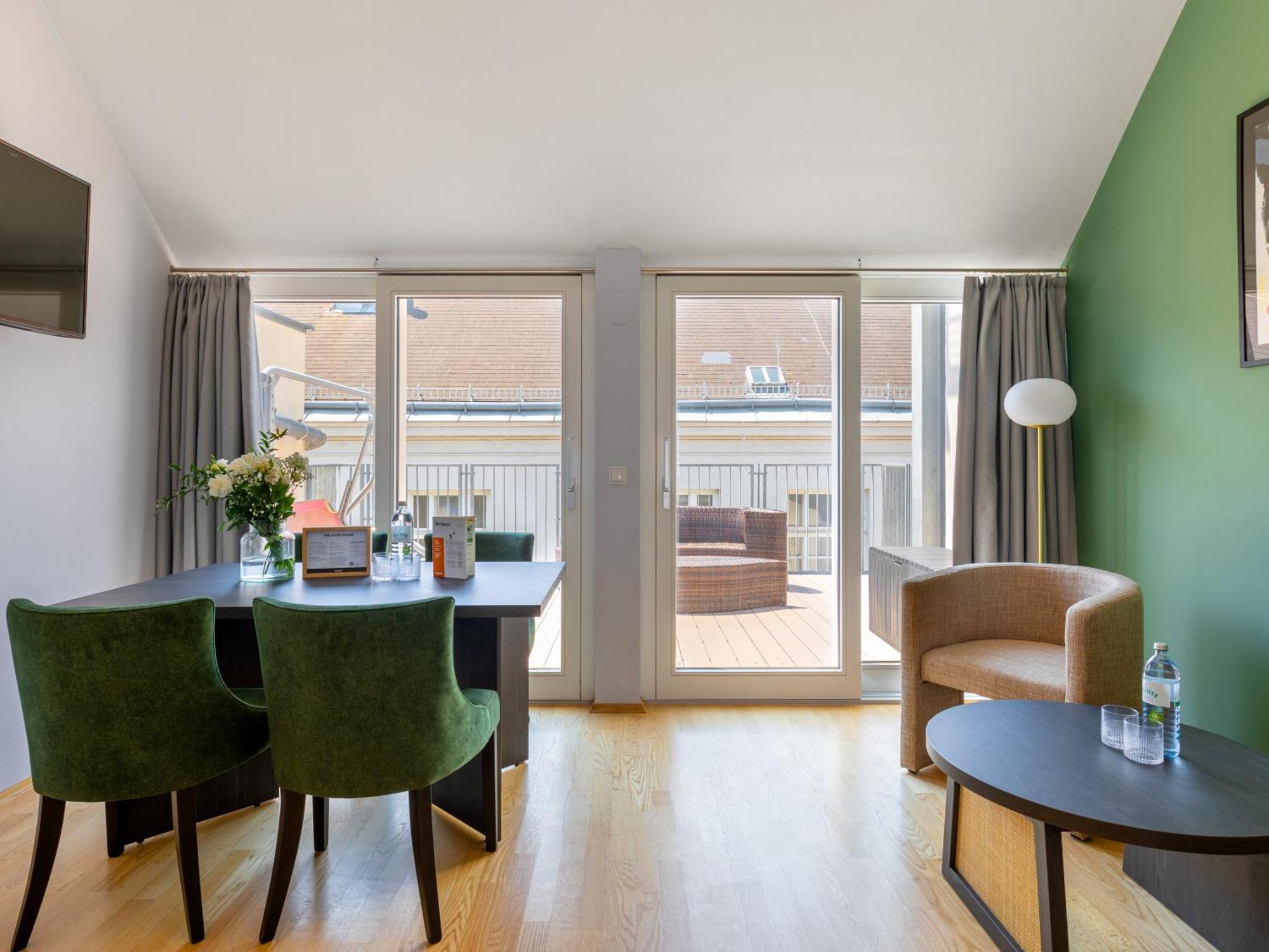 Extra Large 2 Bedroom Apartment Terrace