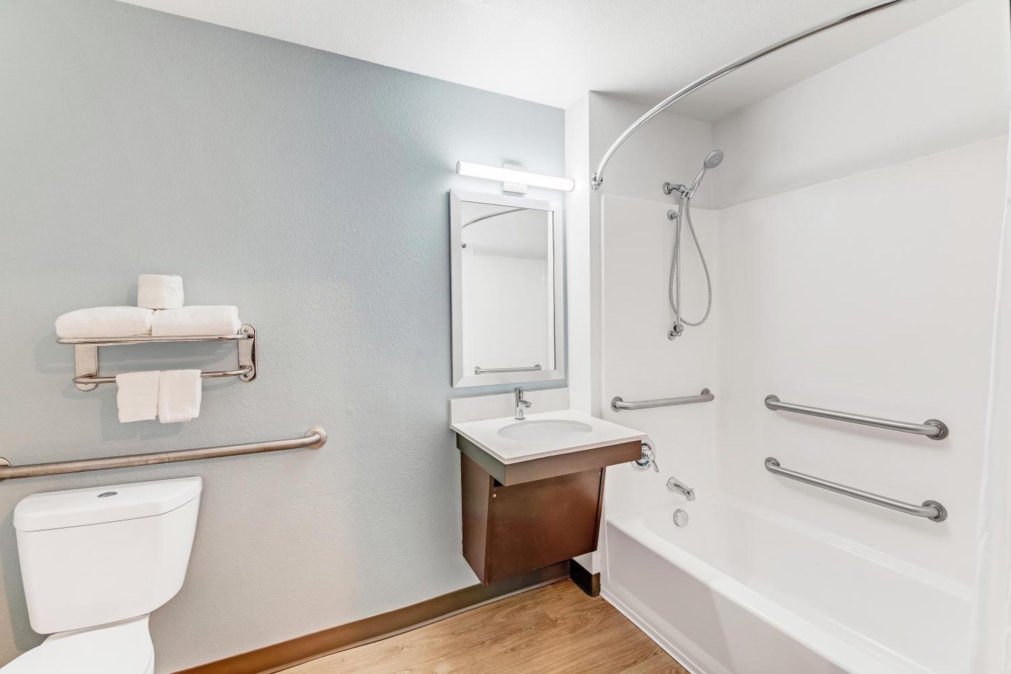 Queen Room Tub Disability Access or Non Smoking