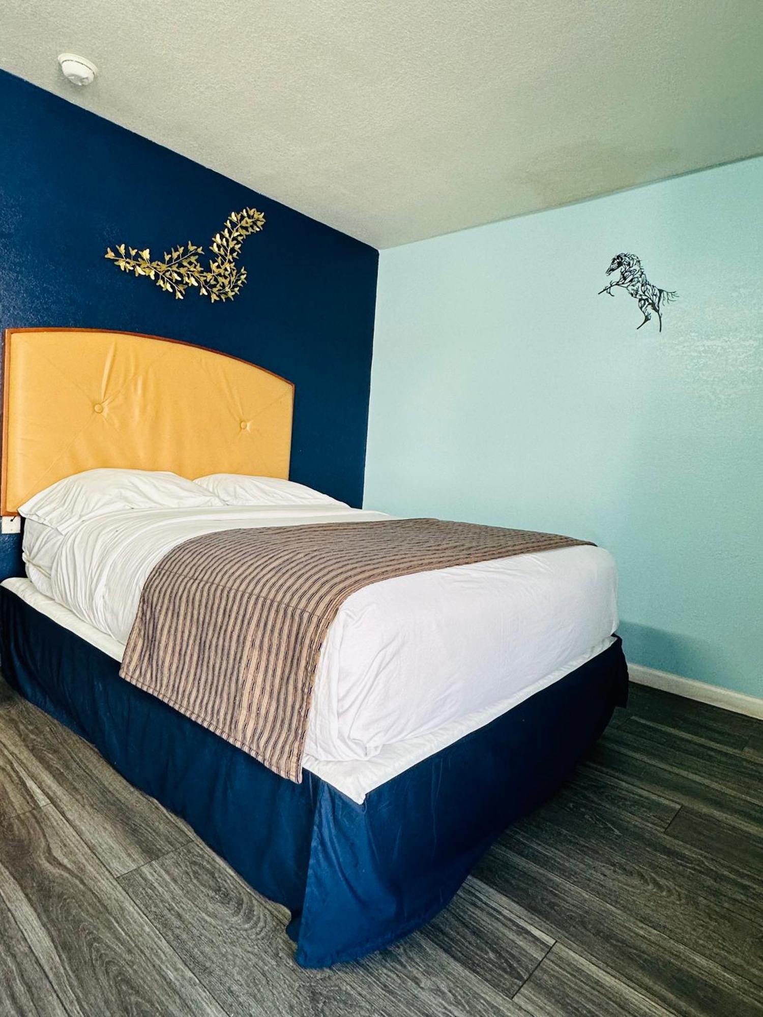 Standard Queen Room