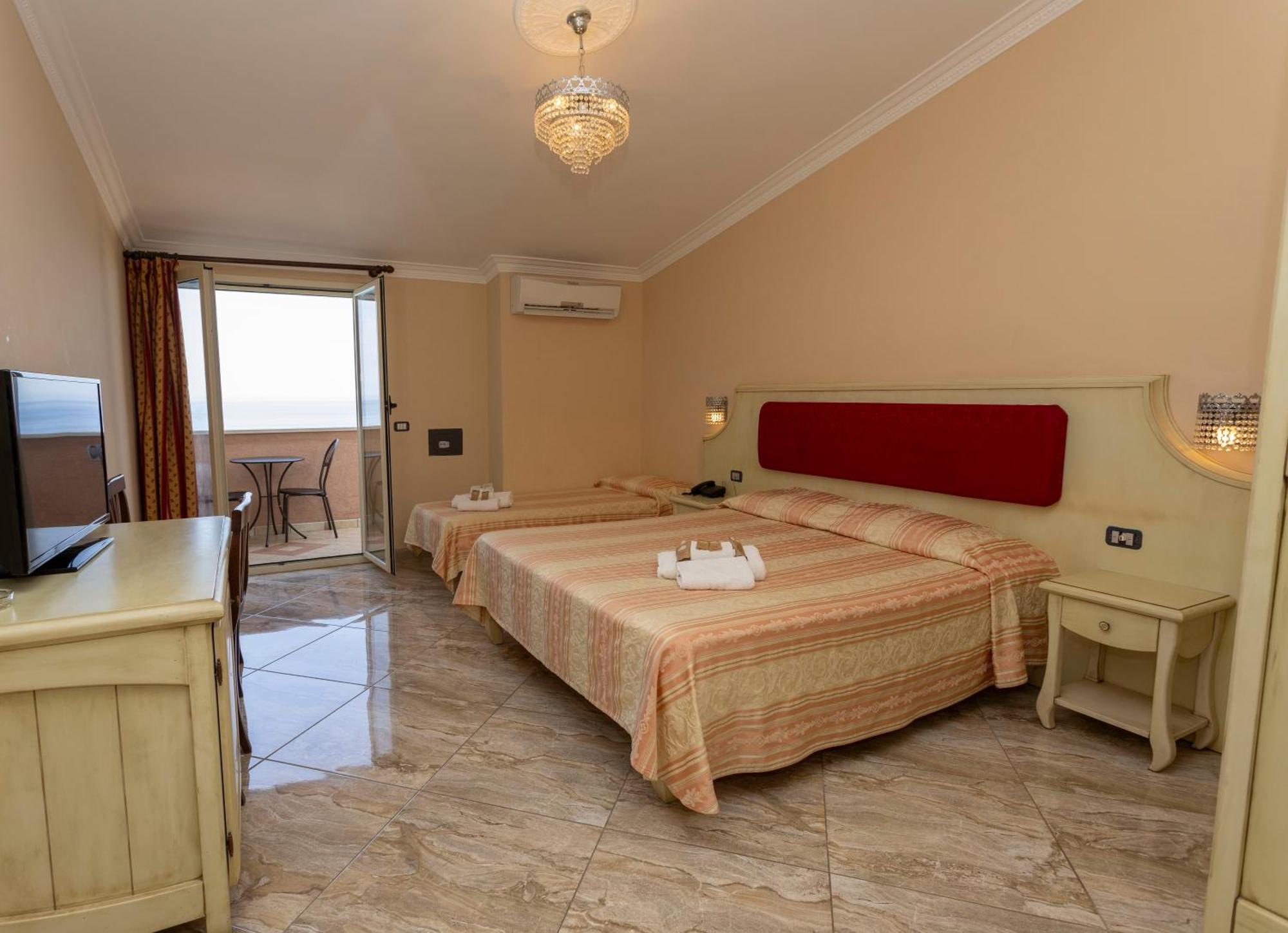 Deluxe Triple Room Sea View