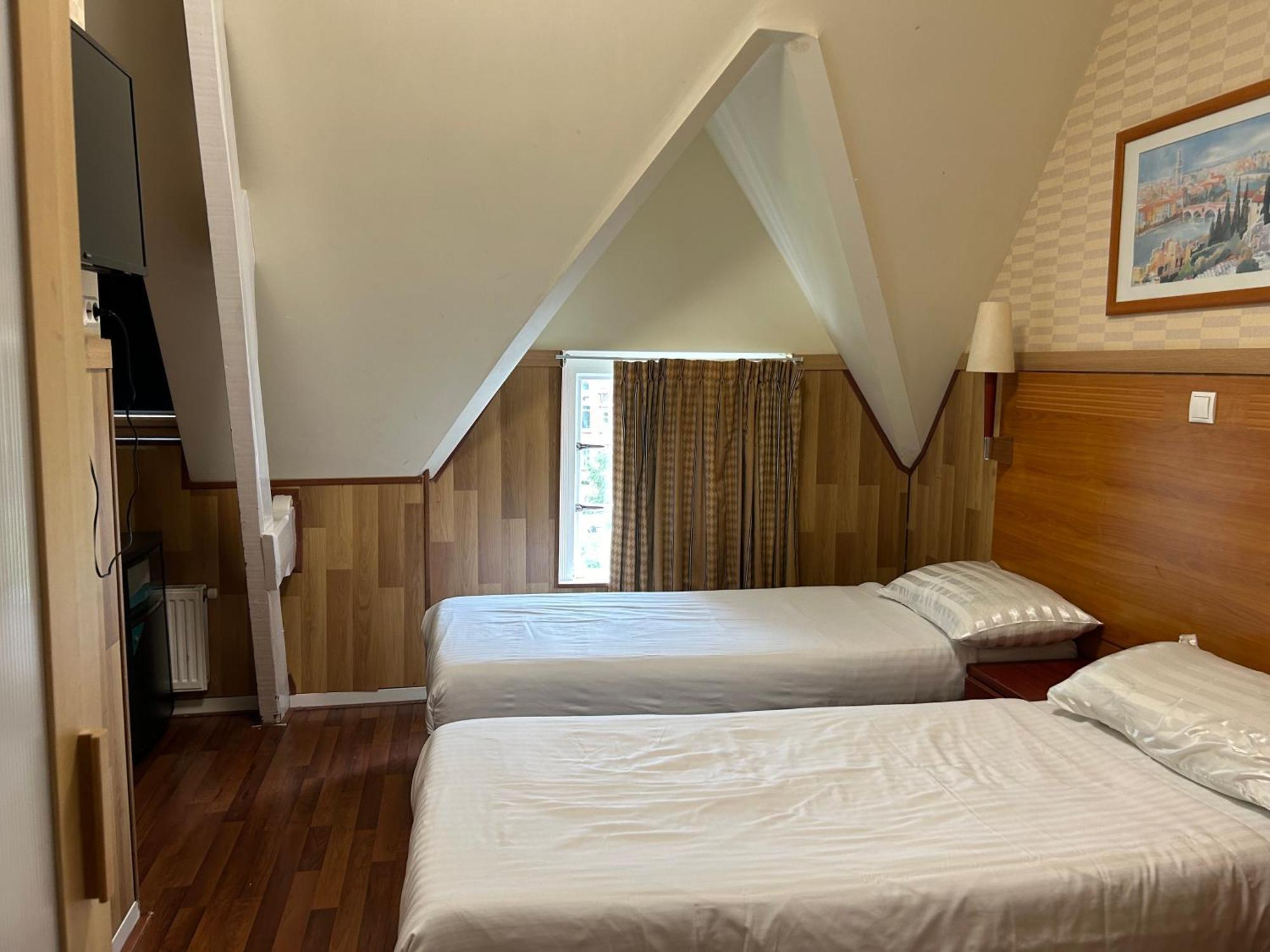 Twin Room,1606054378:JPEG