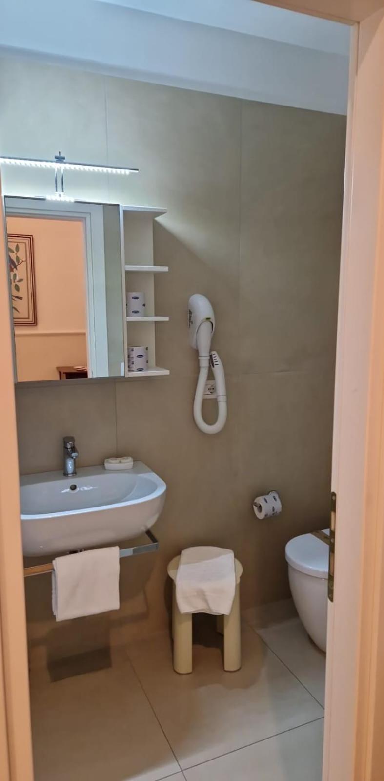 Small Single Room,1606055318:JPEG