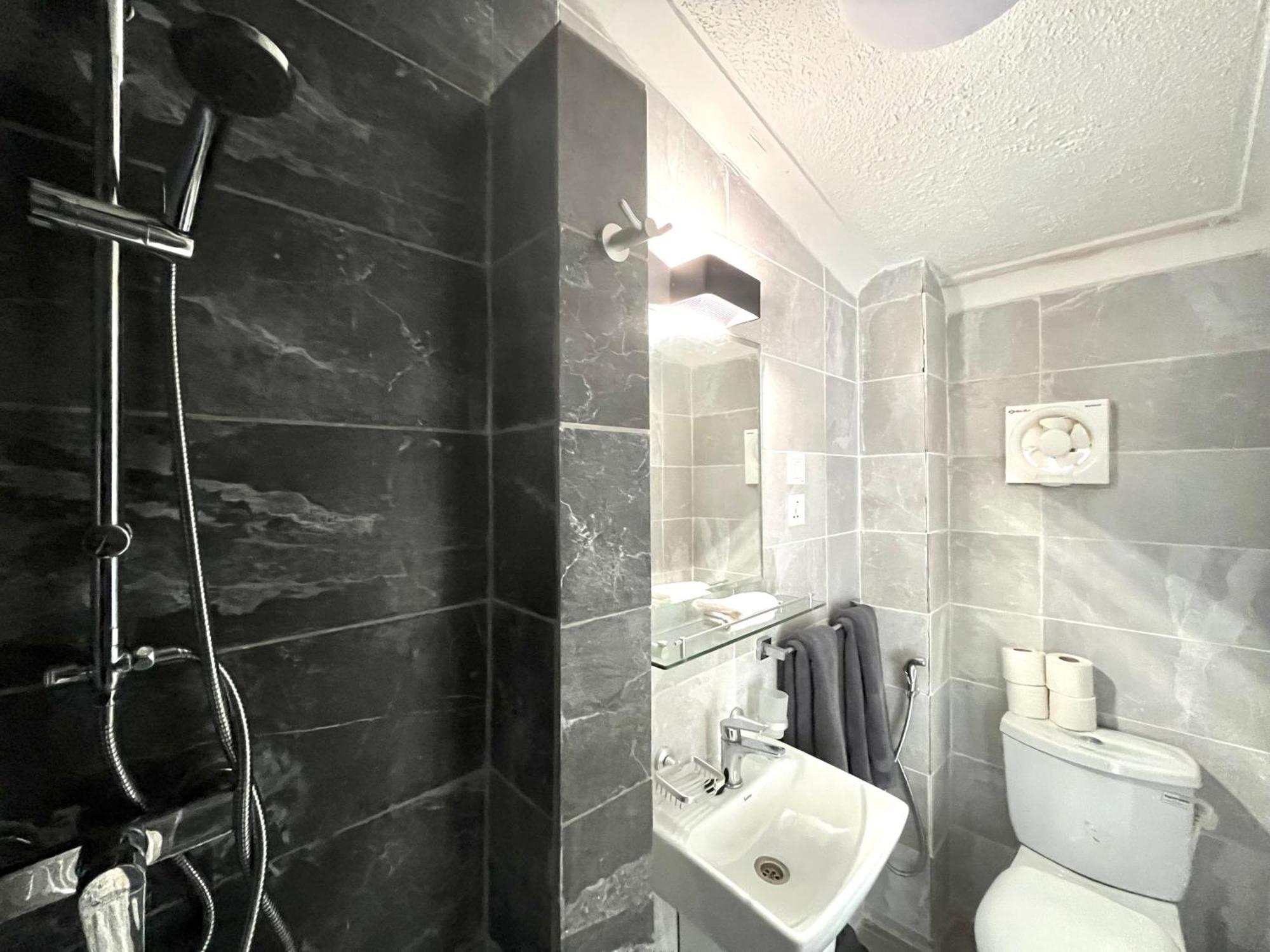 Deluxe One-Bedroom Apartment