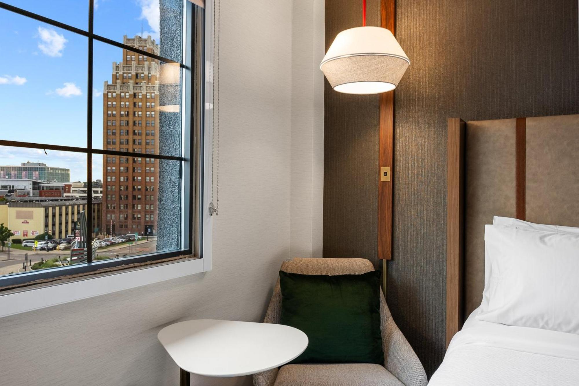 Premium Two Queen Canadian Skyline View