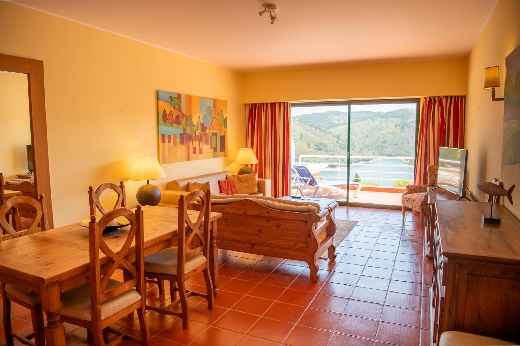 Superior One-Bedroom Apartment Lake View