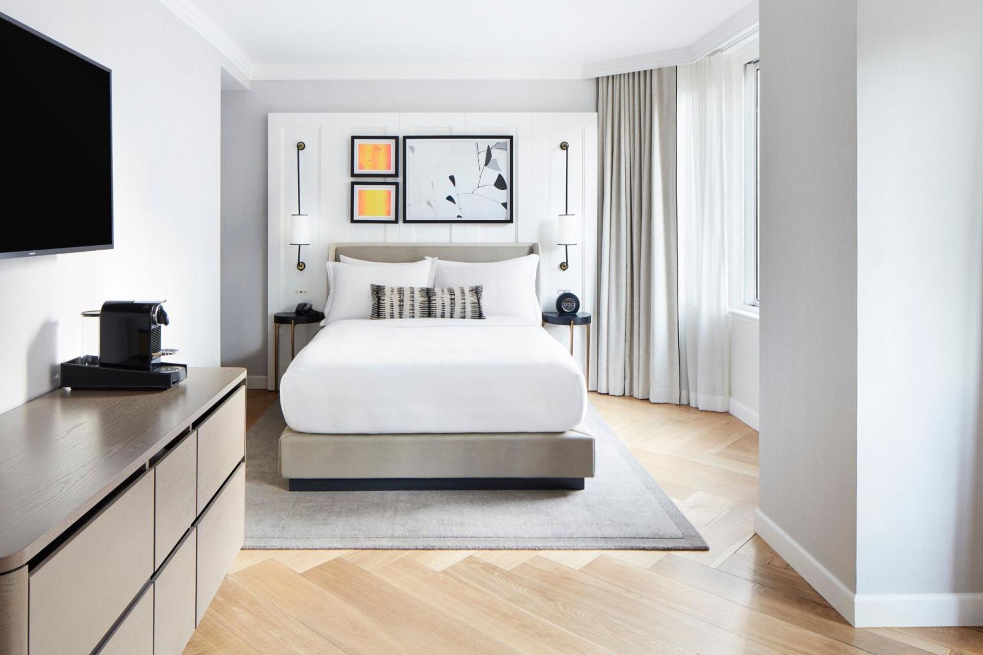 Junior Queen Suite City View