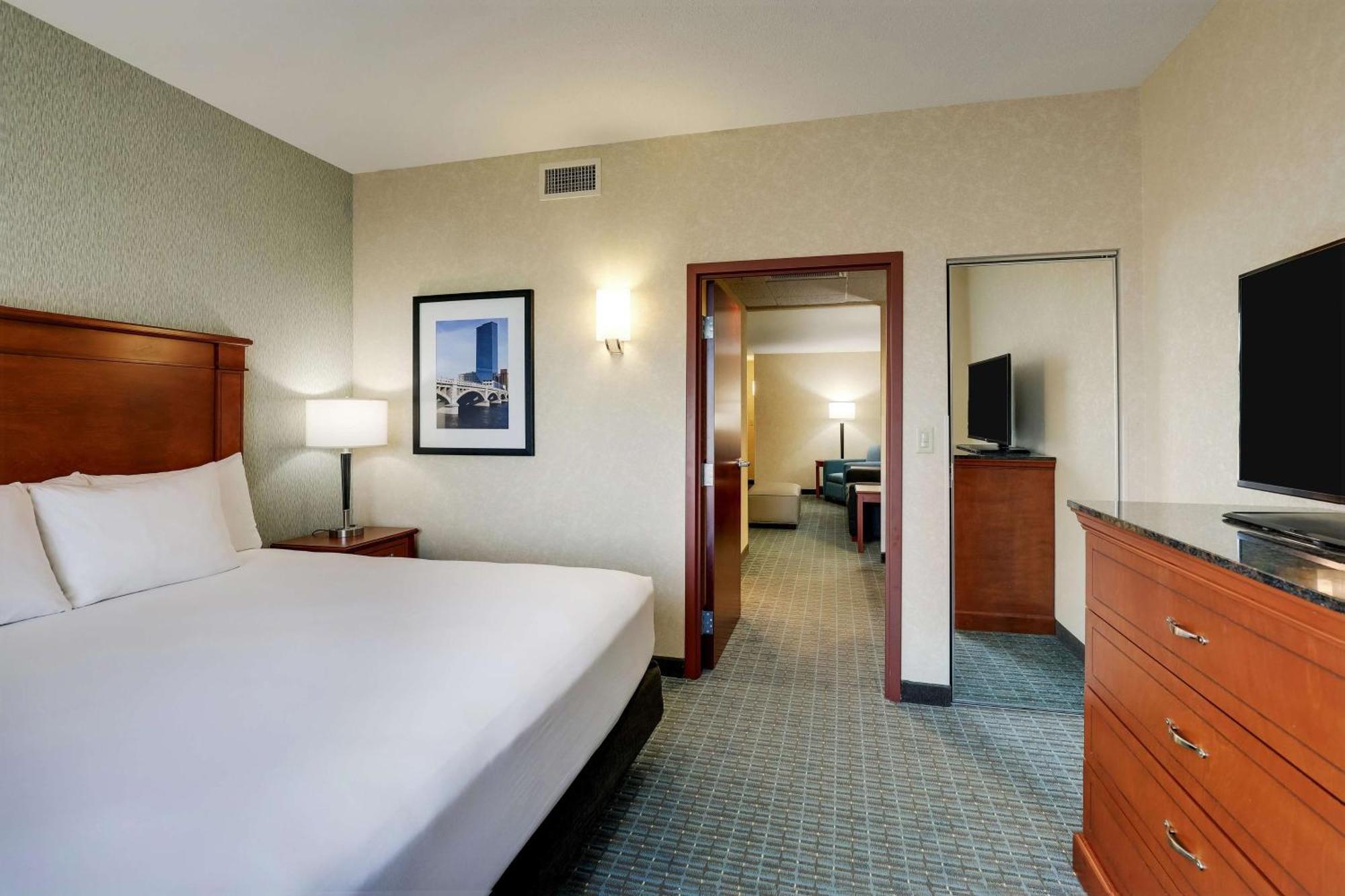 Deluxe King Suite