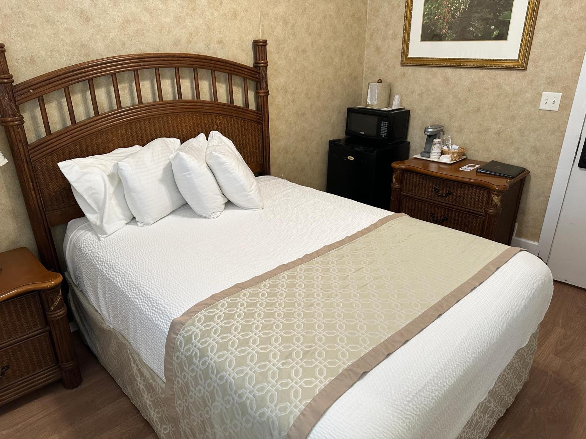 Deluxe Queen Suite