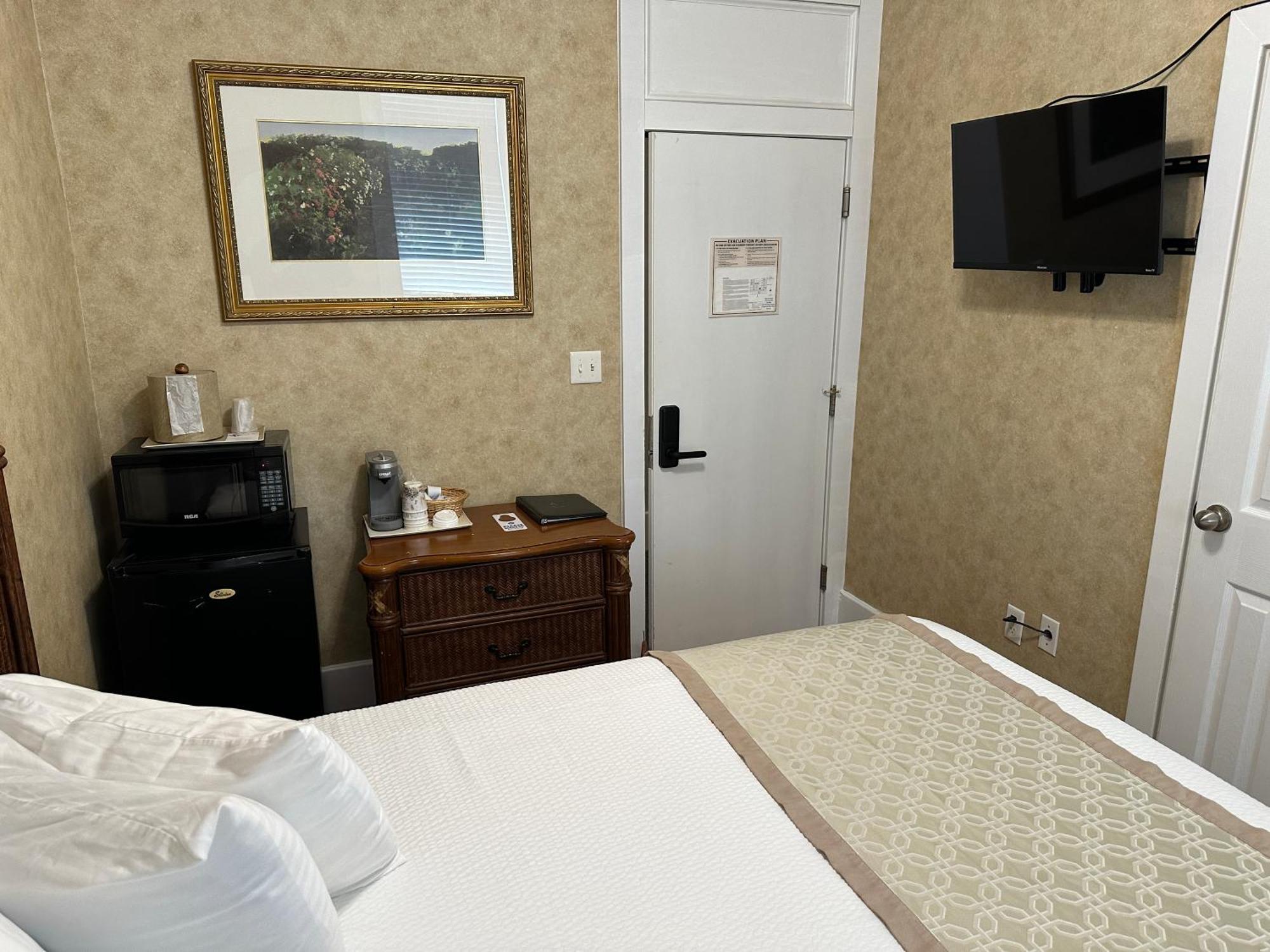 Deluxe Queen Suite