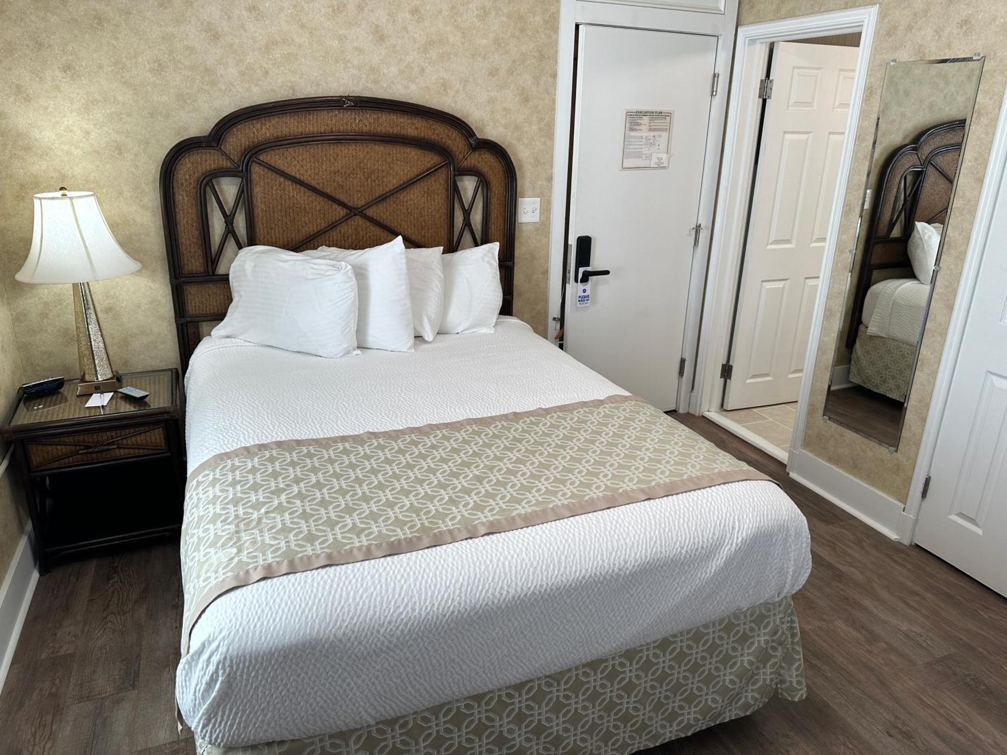 Deluxe Queen Suite