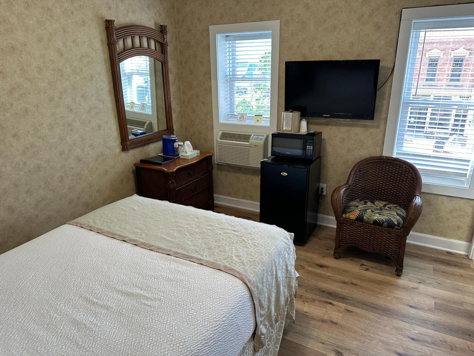 Deluxe Queen Suite