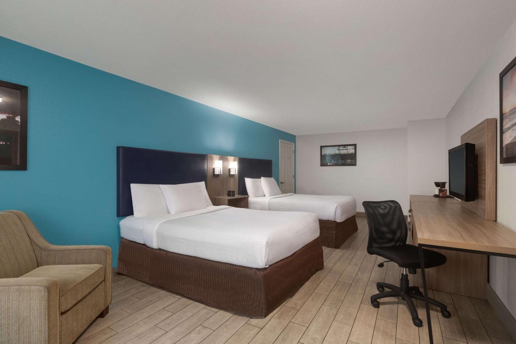 Queen Room Two Queen Beds City View Non-Smoking