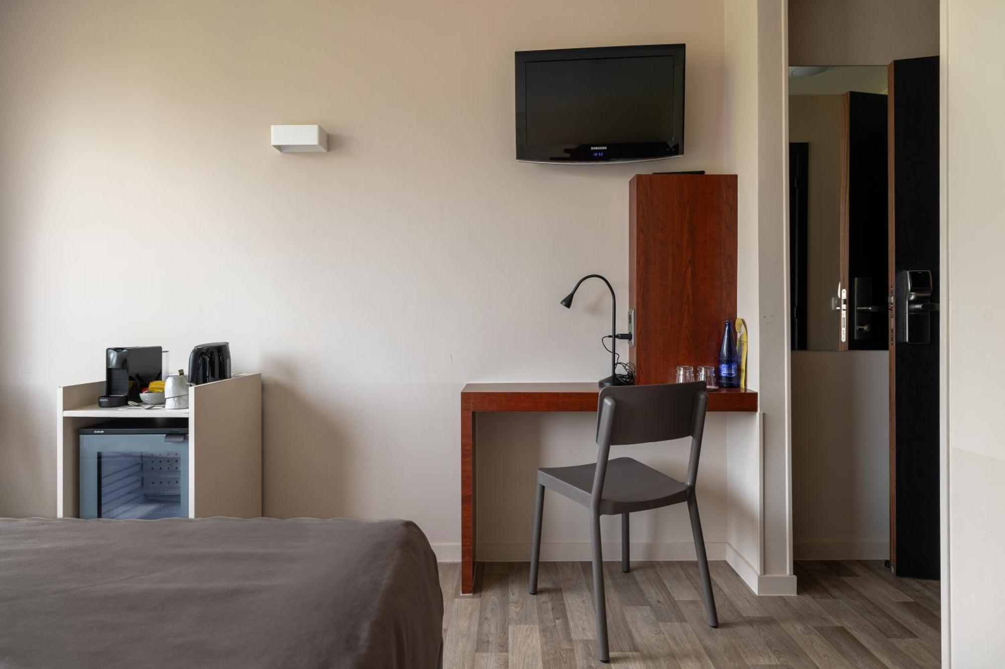Deluxe Double Room Shower