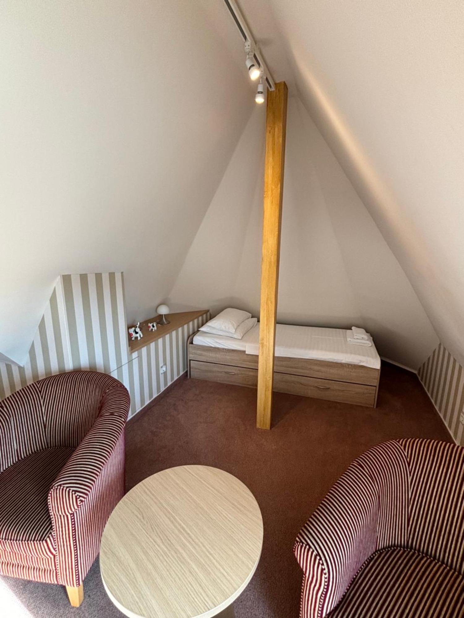 Family Room,1608243344:JPEG