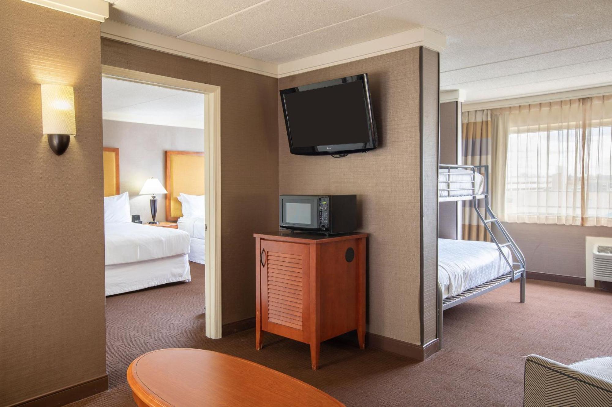 Suite 1 King bunk or 2 Queen Sofa bed,1608293420:JPEG