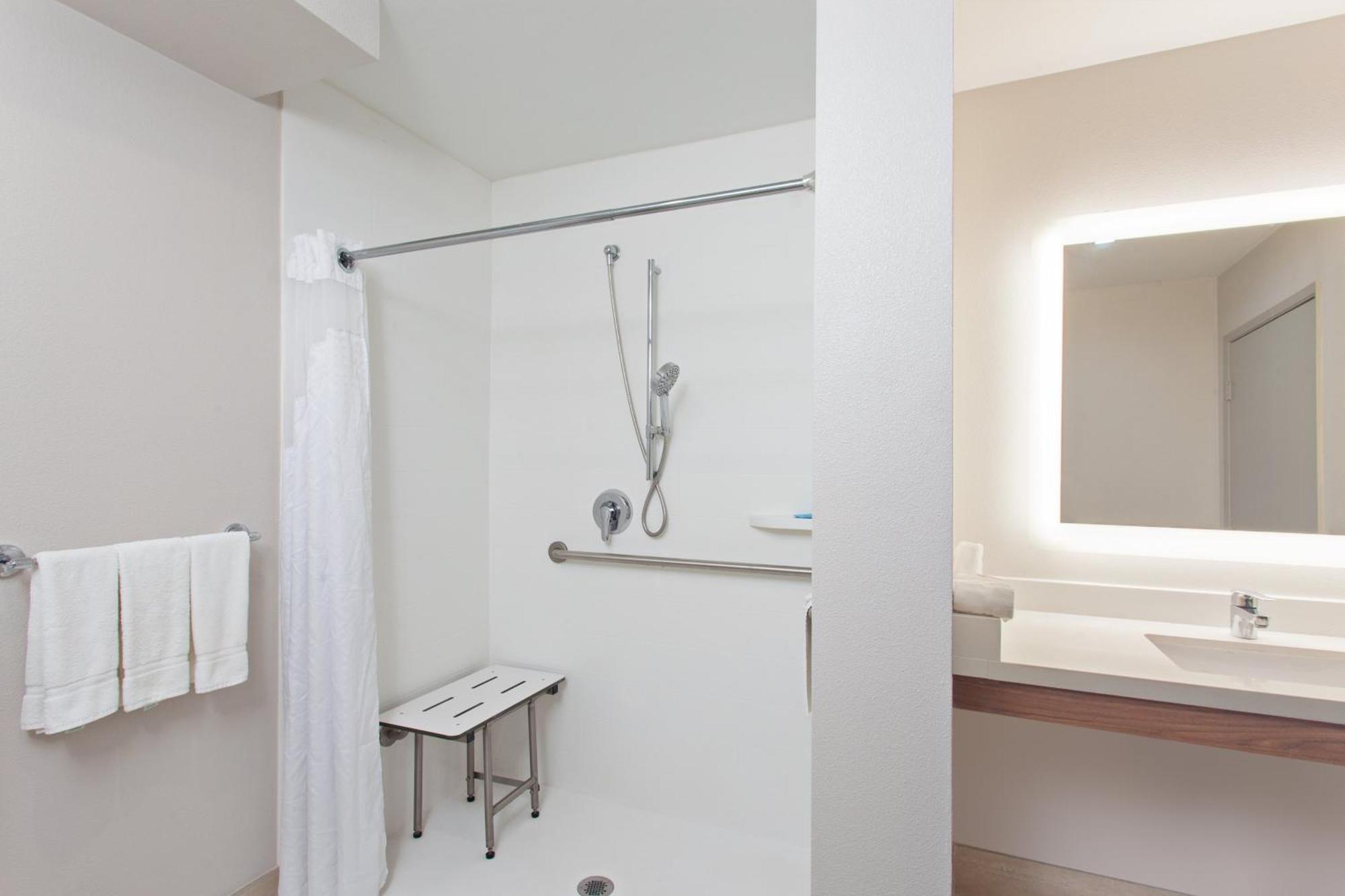 Standard Queen Room Two Queen Beds Roll Shower Mobility Access