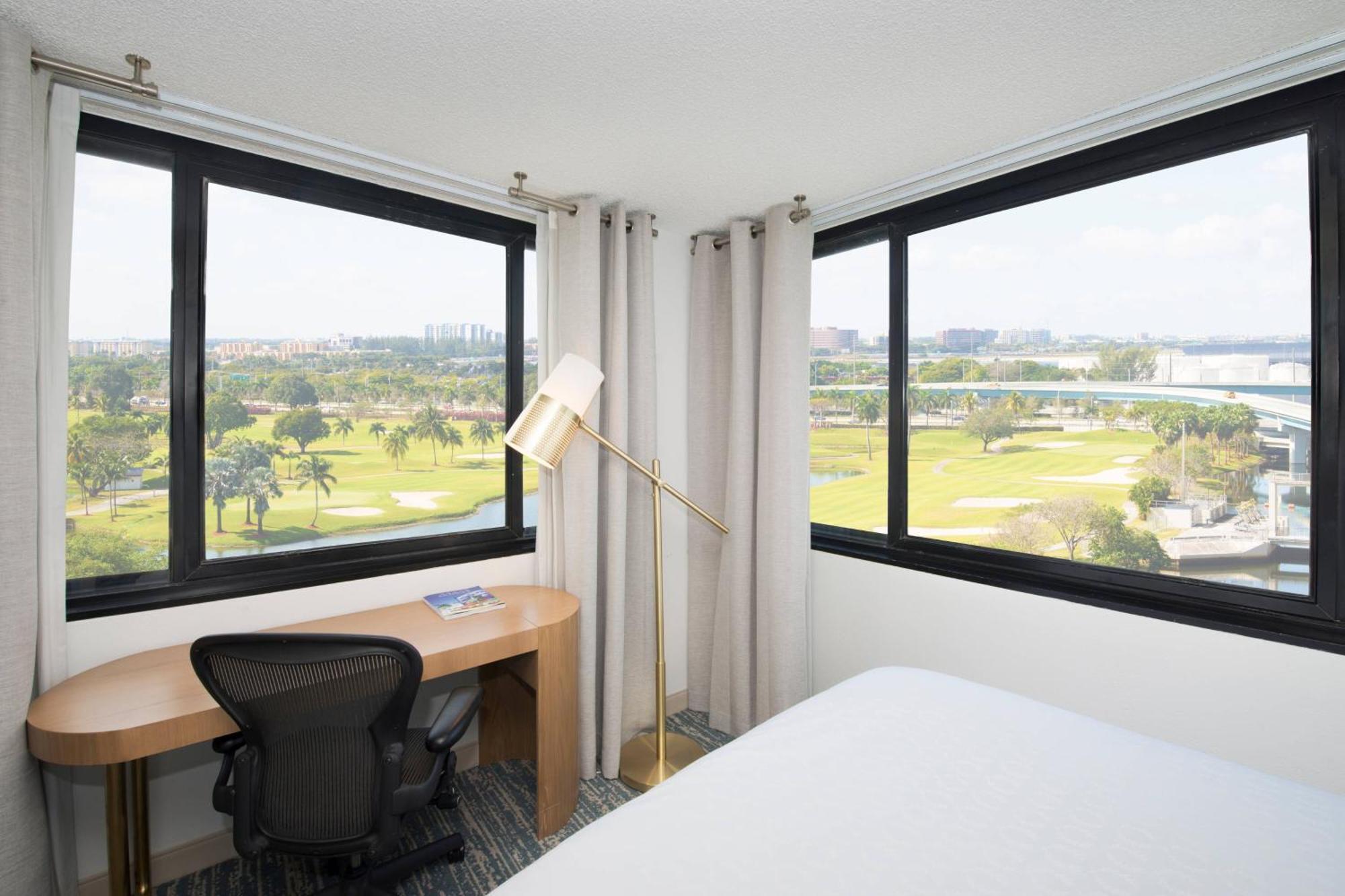 Traditional Guest room 2 Queen City view