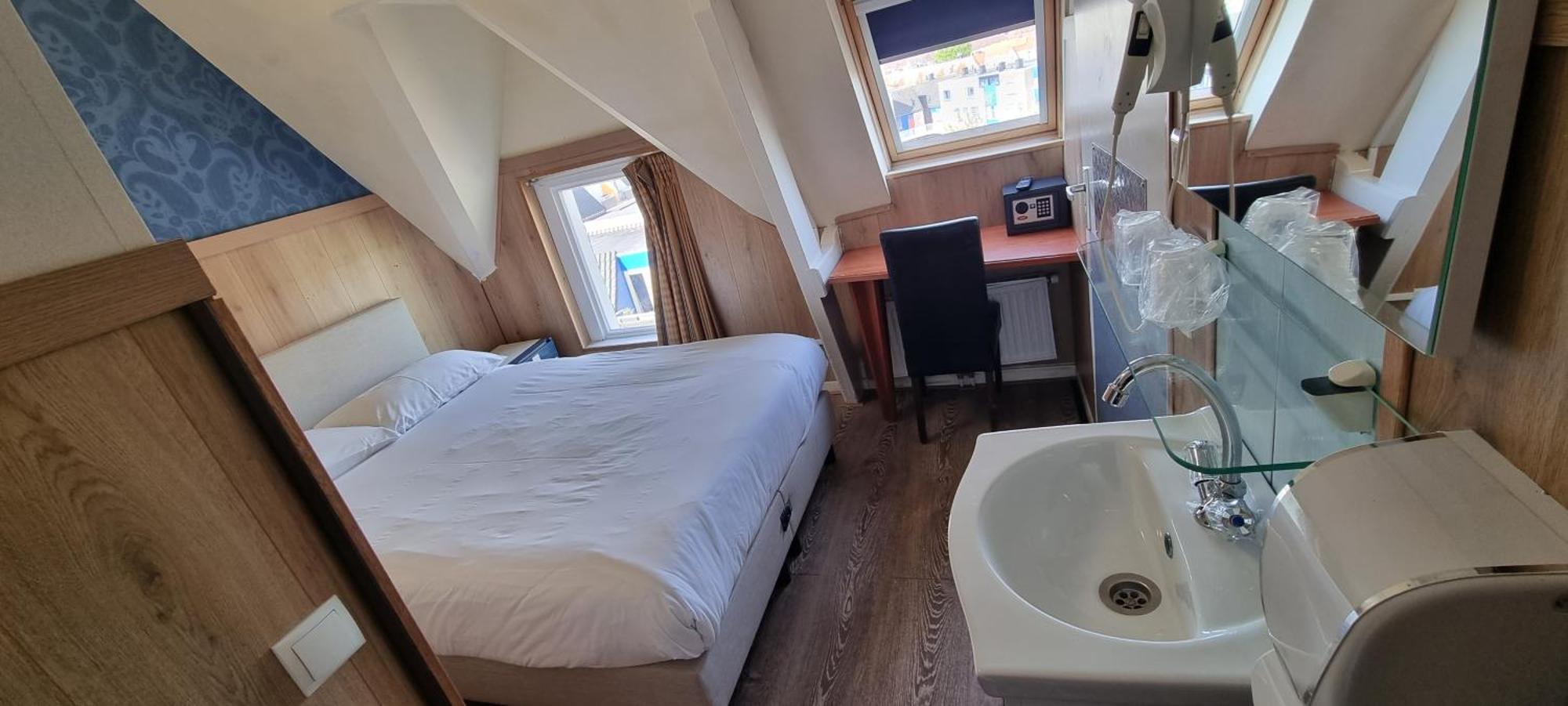 Small Single Room,1608791528:JPEG