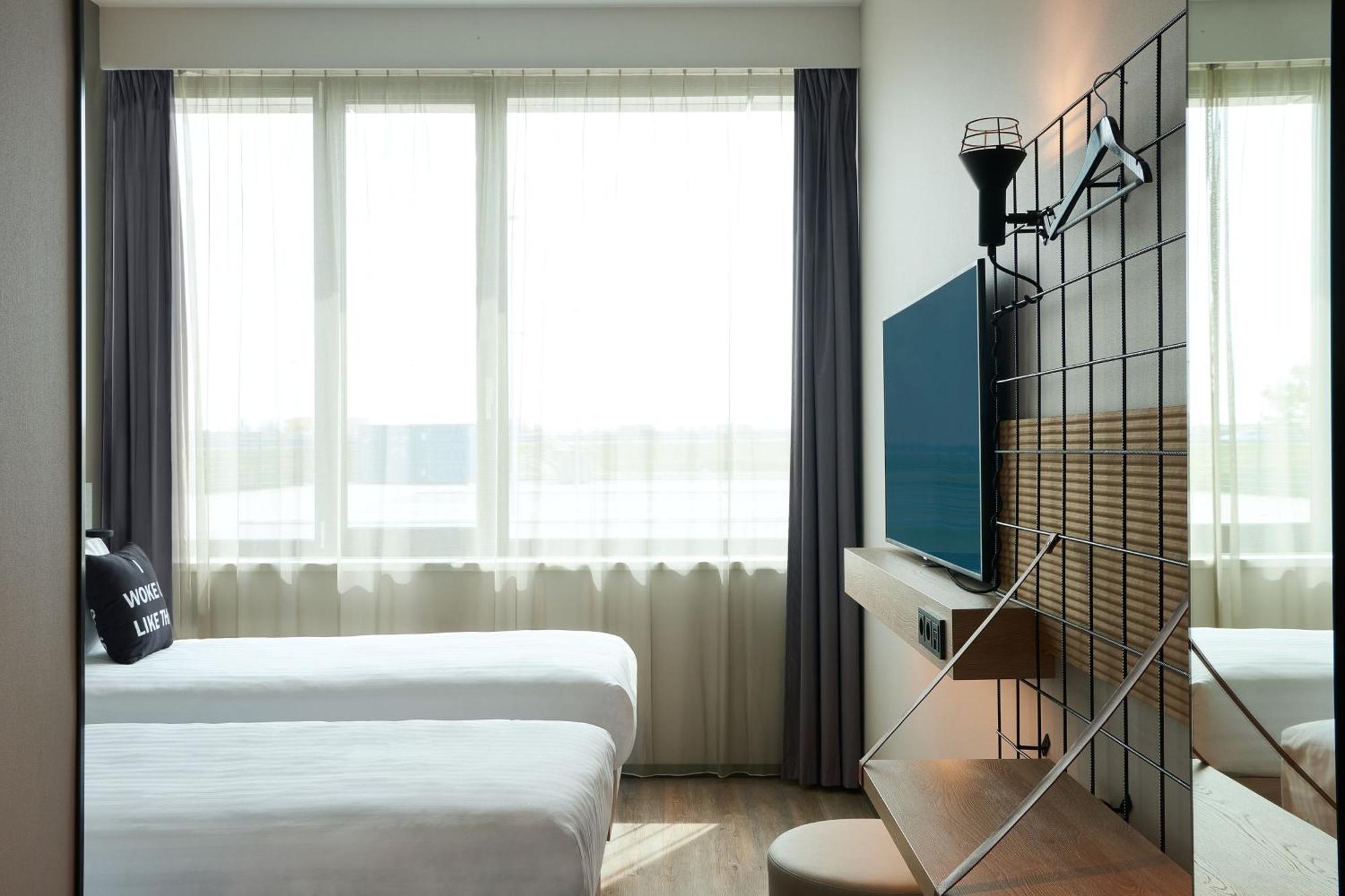 Moxy Twin Room