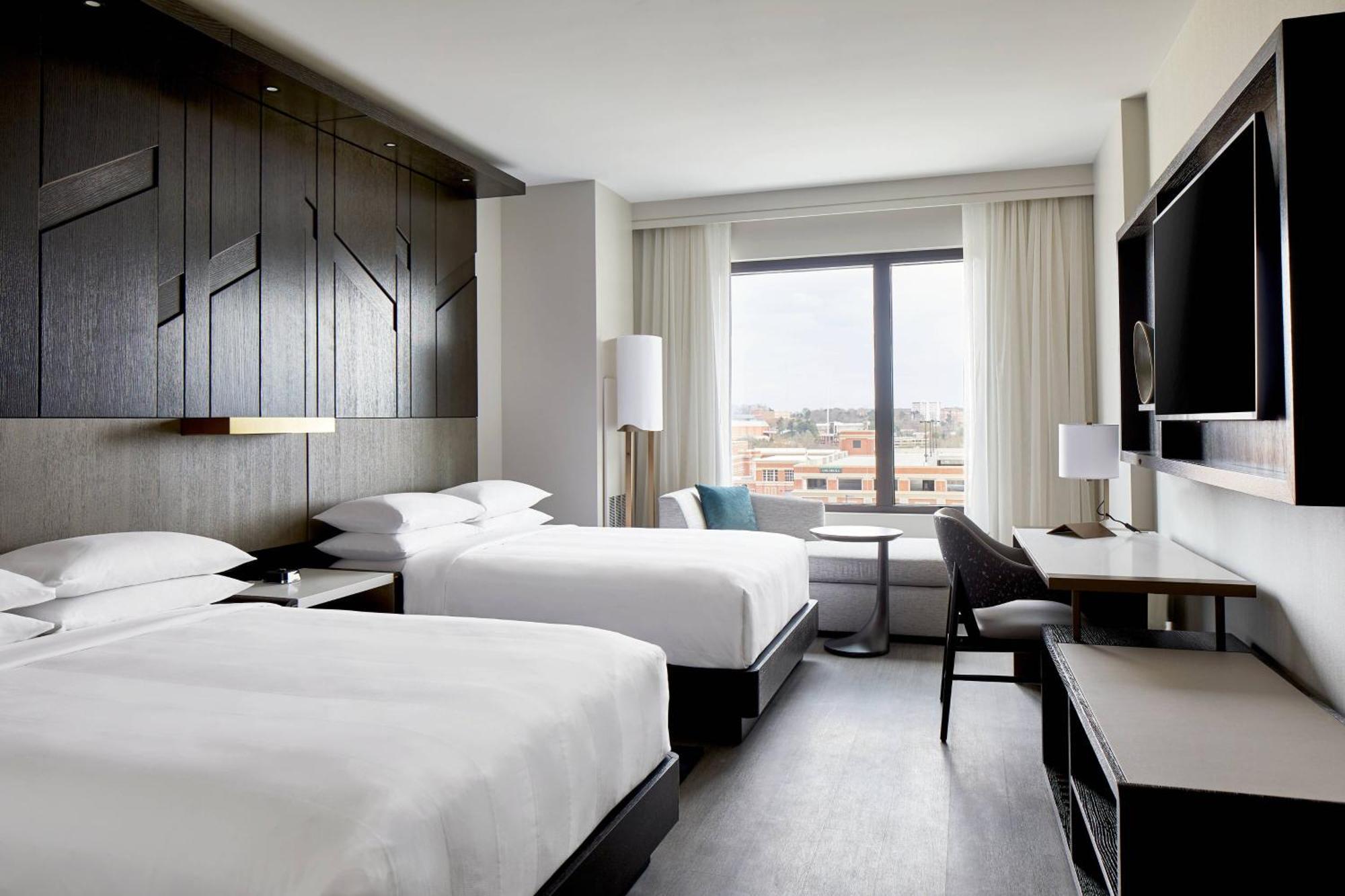 Guest room 2 Queen Bed University View