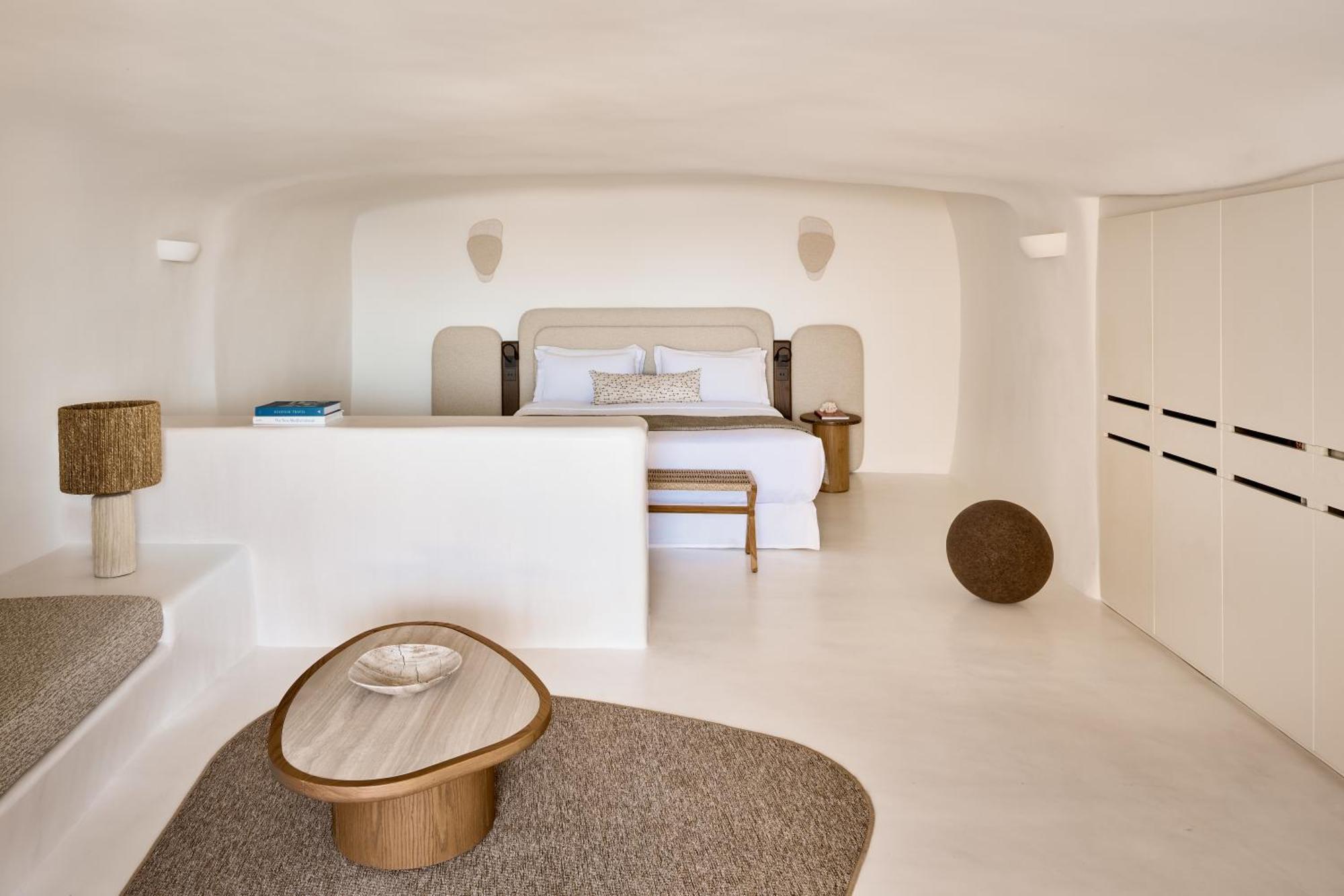 Junior Suite Vibrant mit 1 Schlafzimmer mit 1 Kingsize-Bett und Blick auf die Caldera