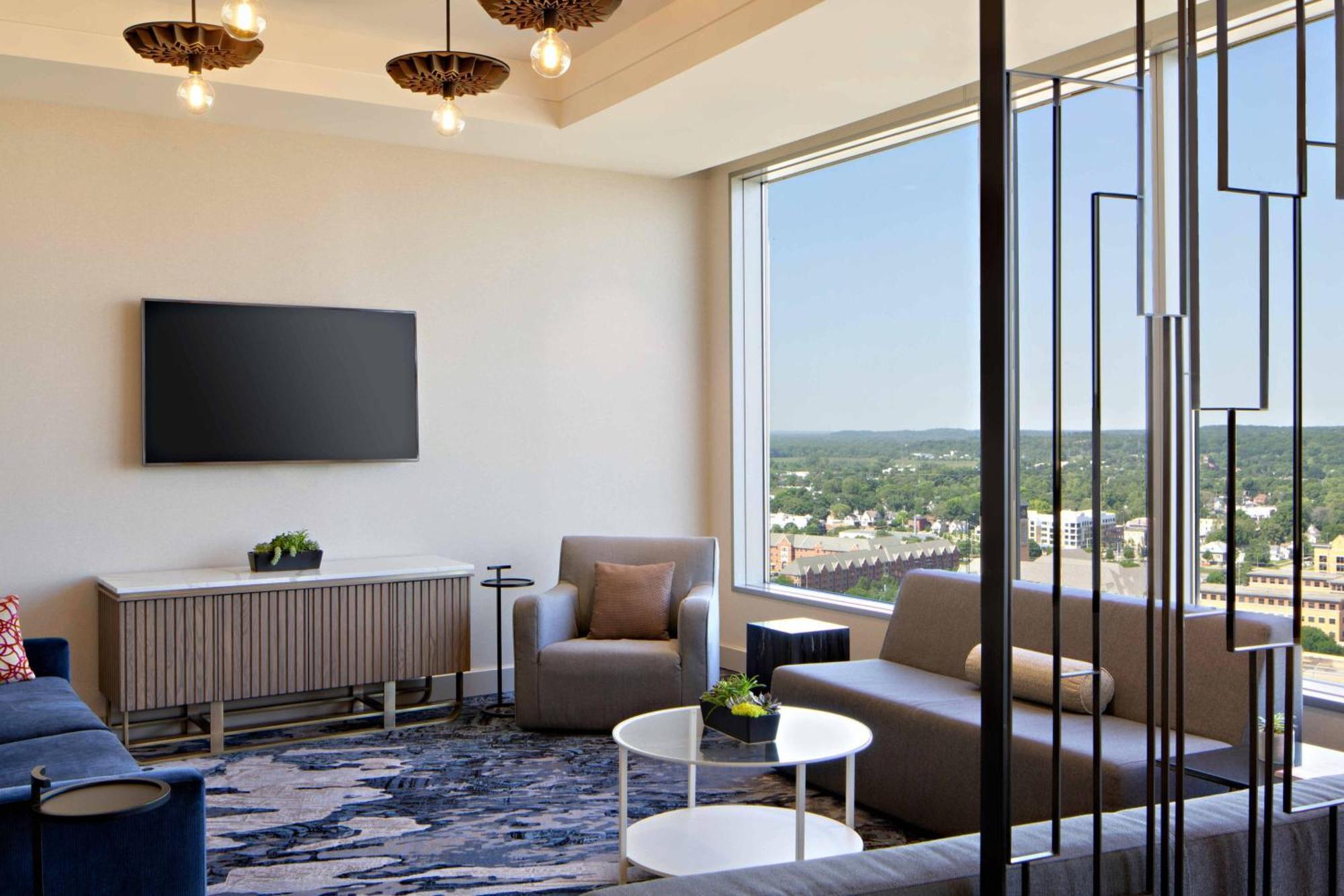 Queen Room Two Queen Beds City View Concierge Level