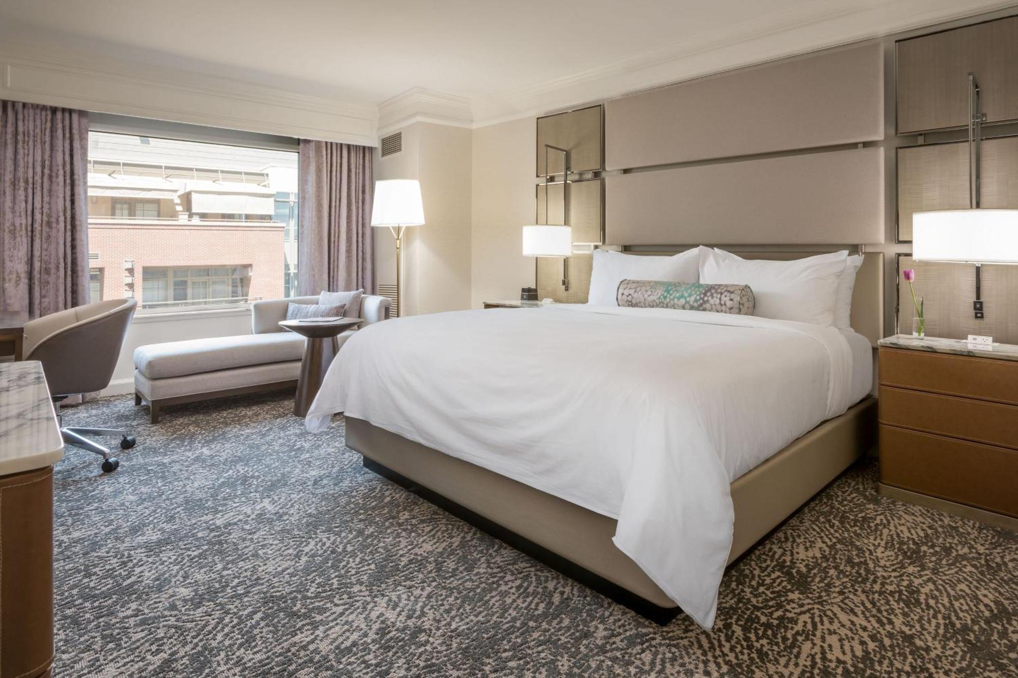 Deluxe King Room Courtyard View