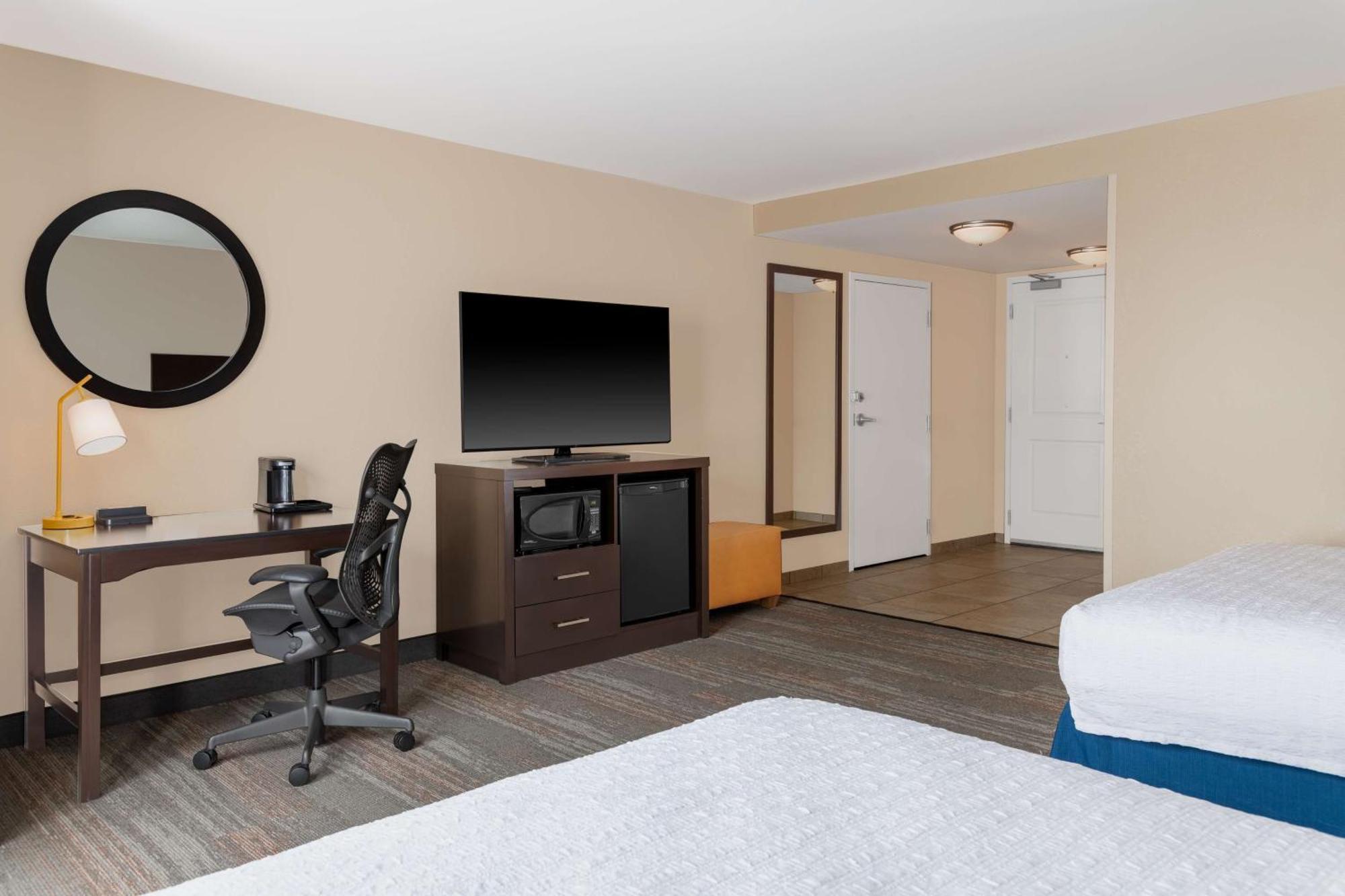 Queen Room Two Queen Beds Mobility Hearing Access or Non-Smoking