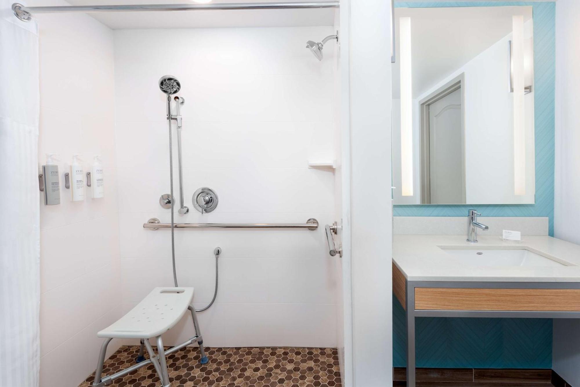 Queen Room Mobility Hearing Access Shower,1609718423:JPEG