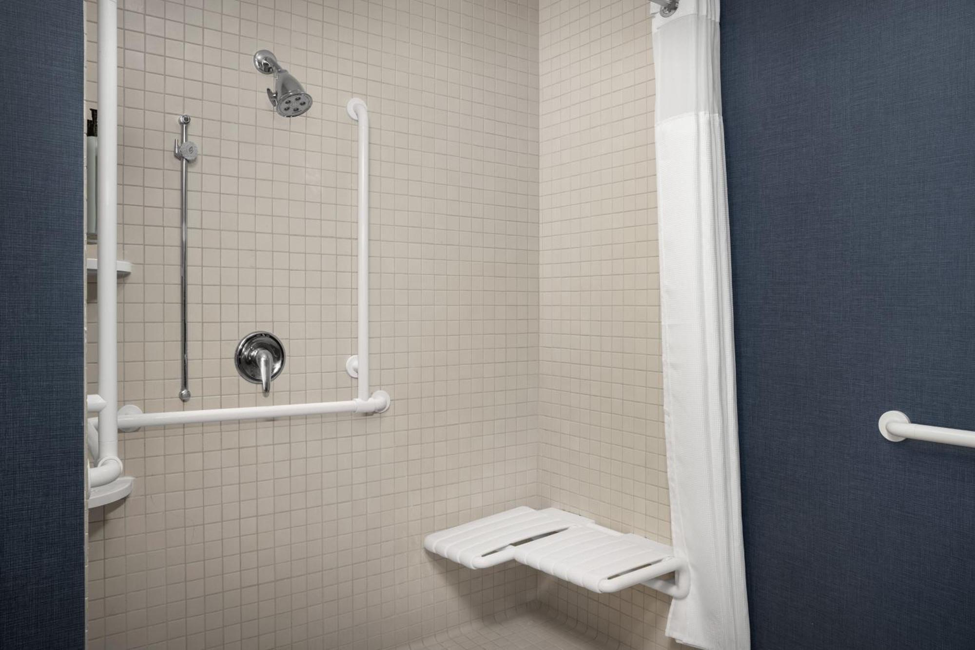 One-Bedroom Queen Suite