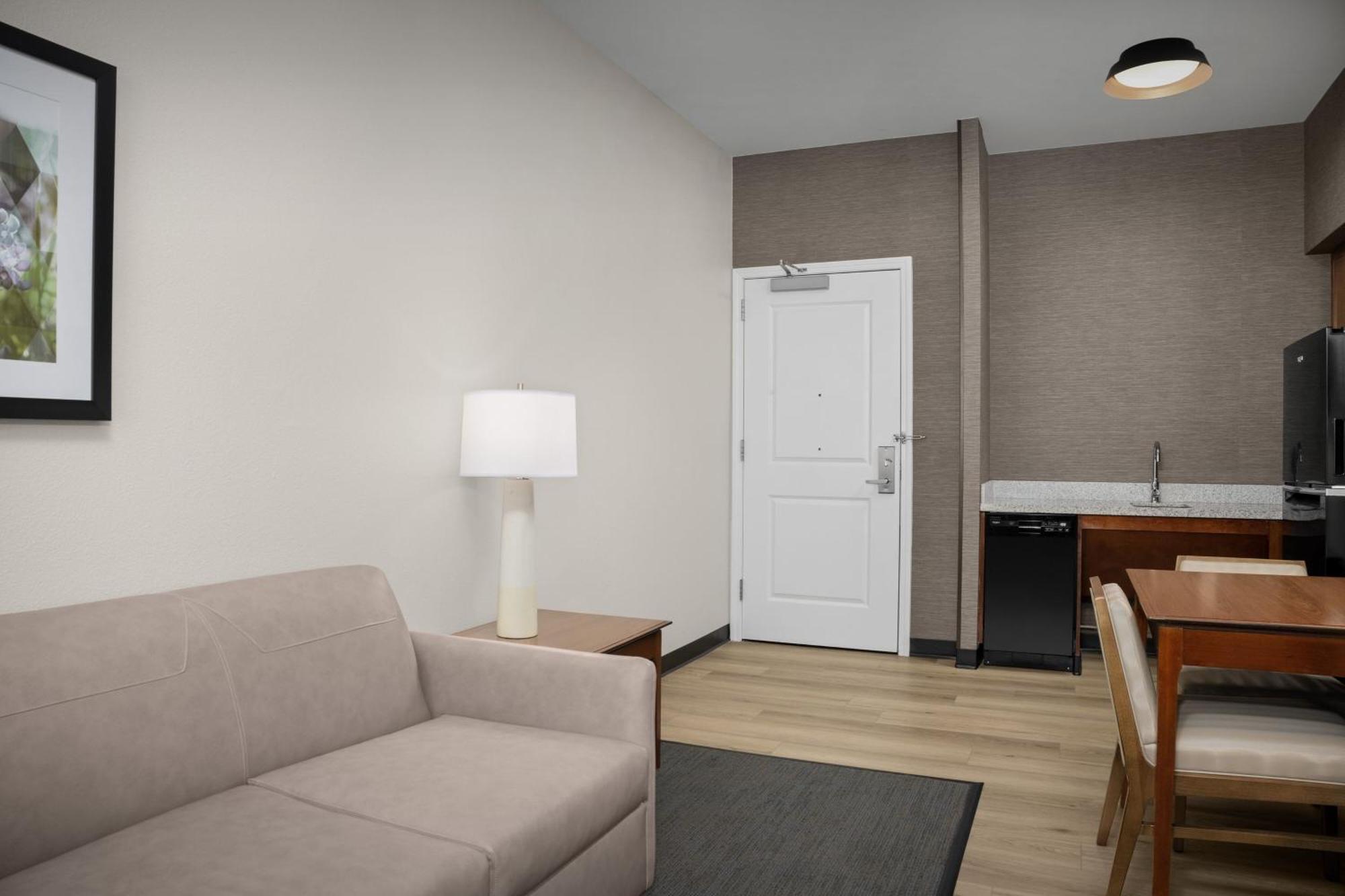 One-Bedroom Queen Suite