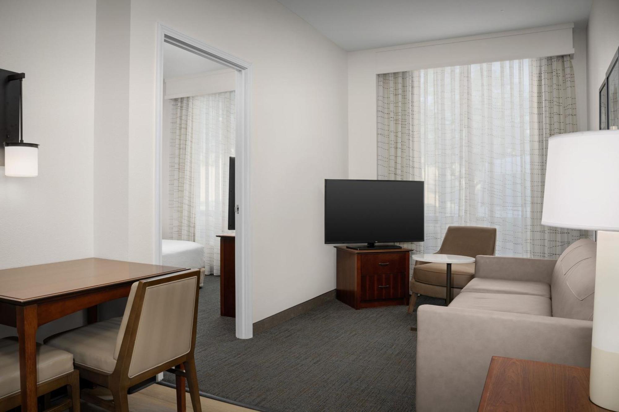 One-Bedroom Queen Suite