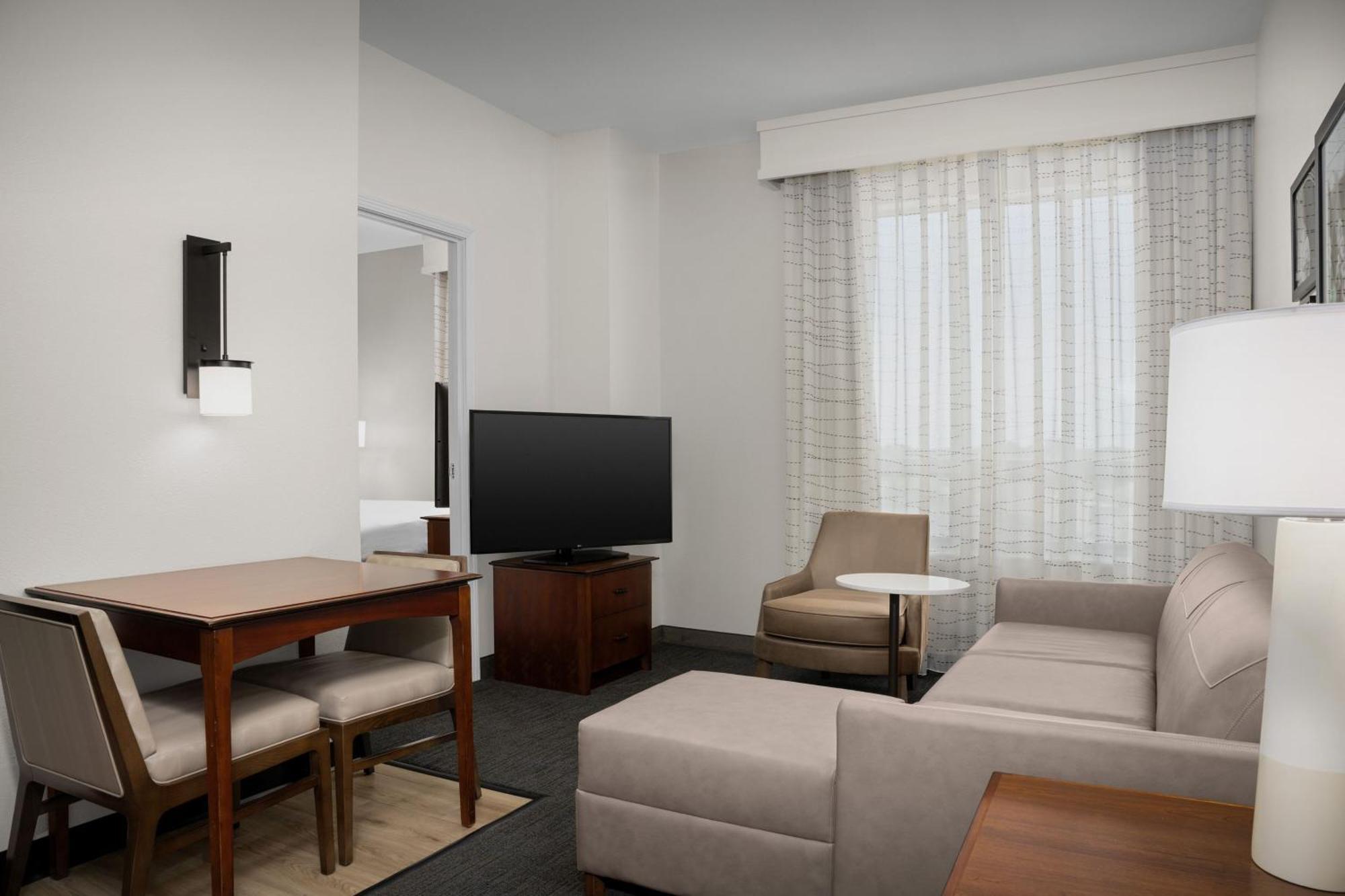 One-Bedroom Queen Suite