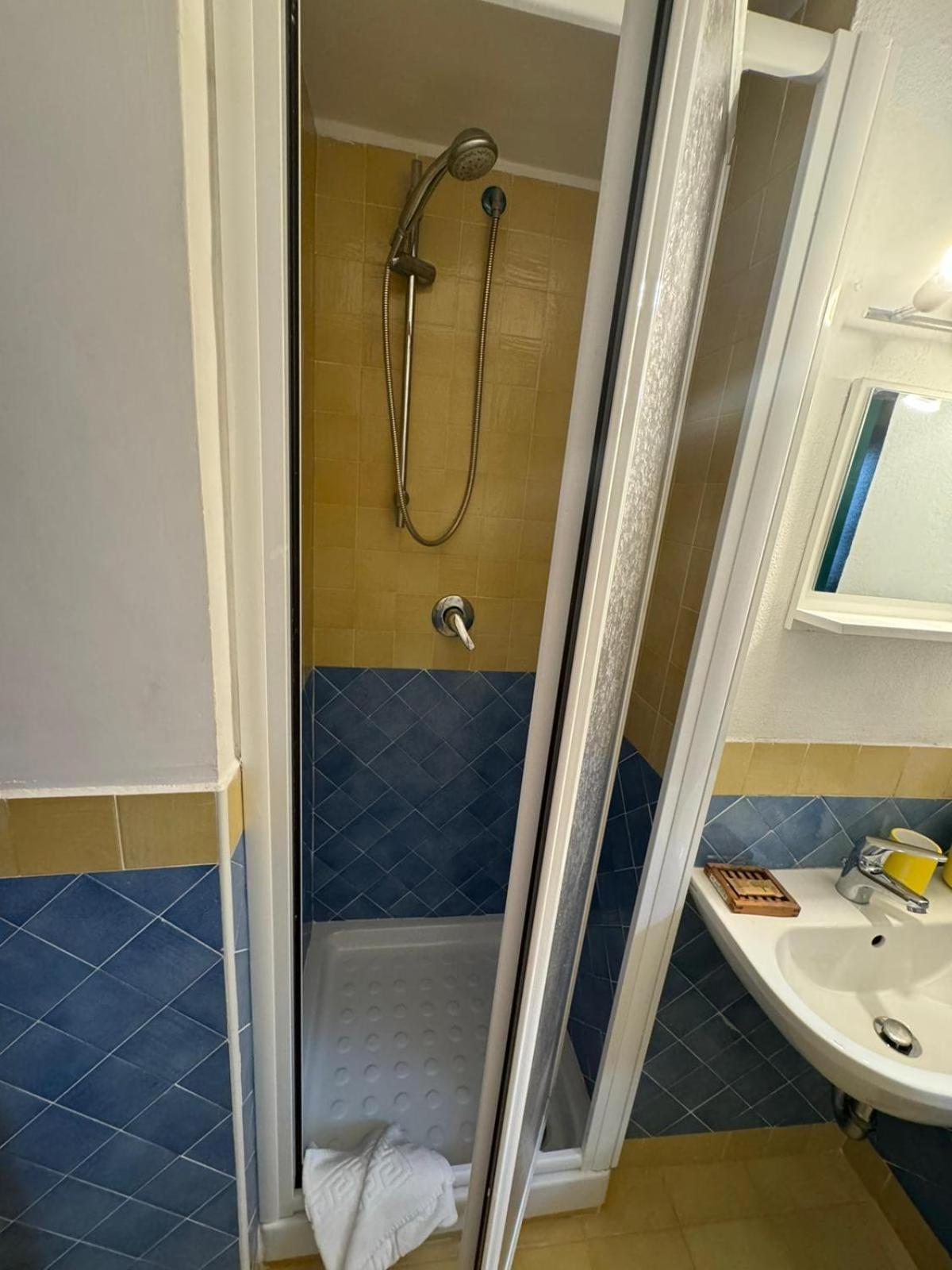 Twin Room Private External Bathroom