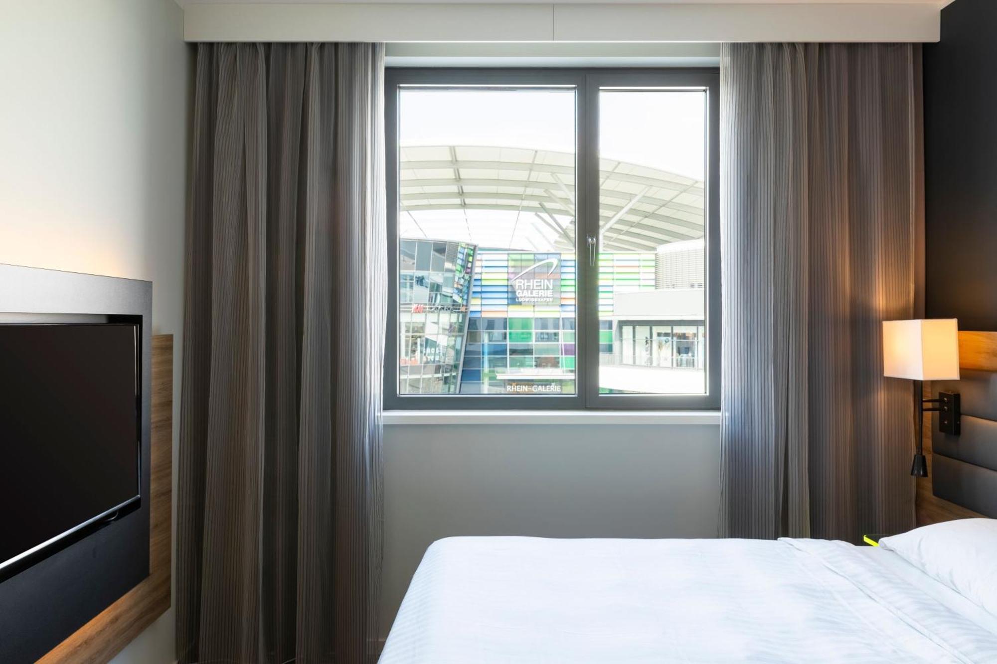 Moxy Sleeper Guest room 1 Queen