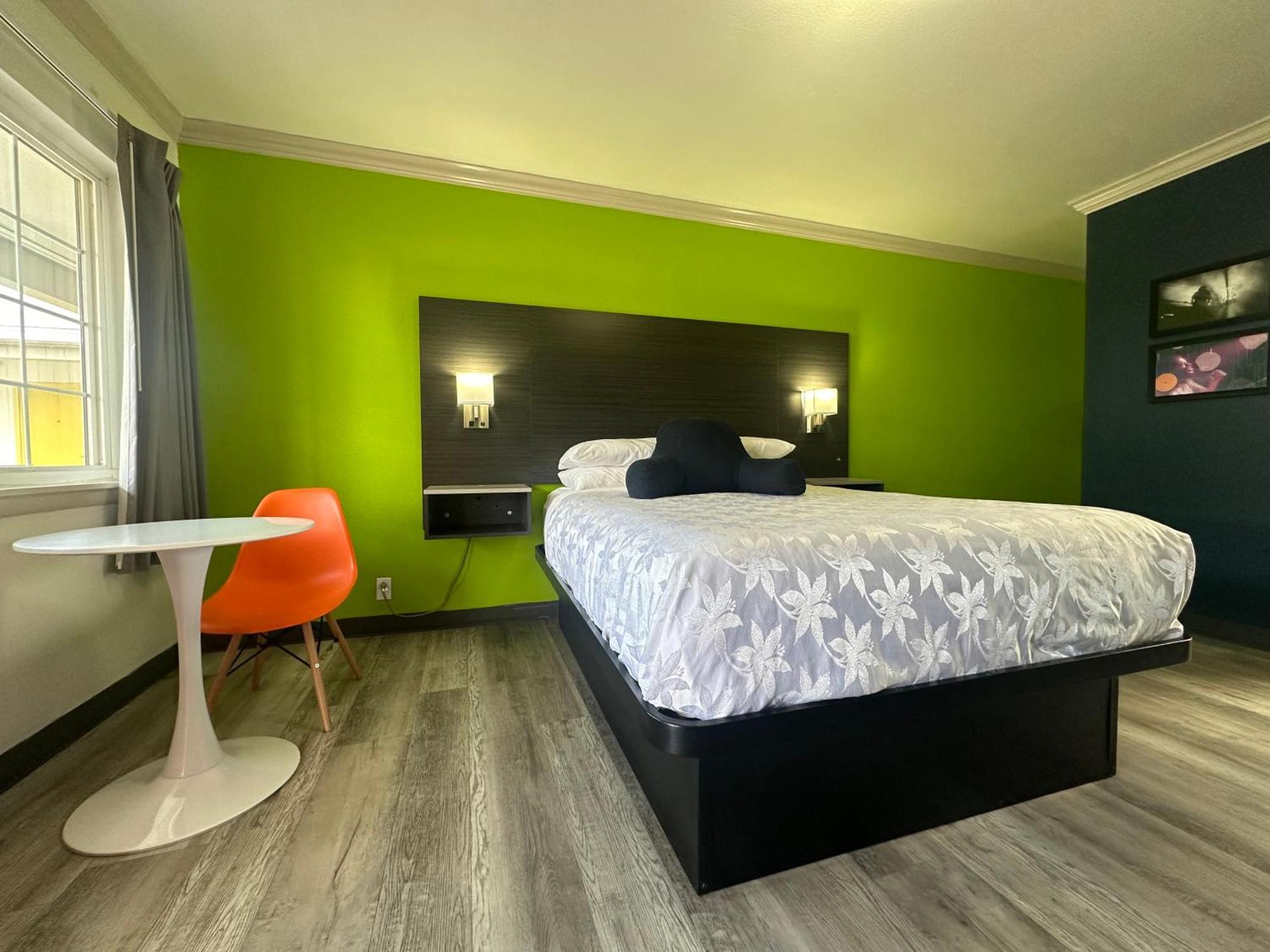 Queen Room,1609756973:JPEG