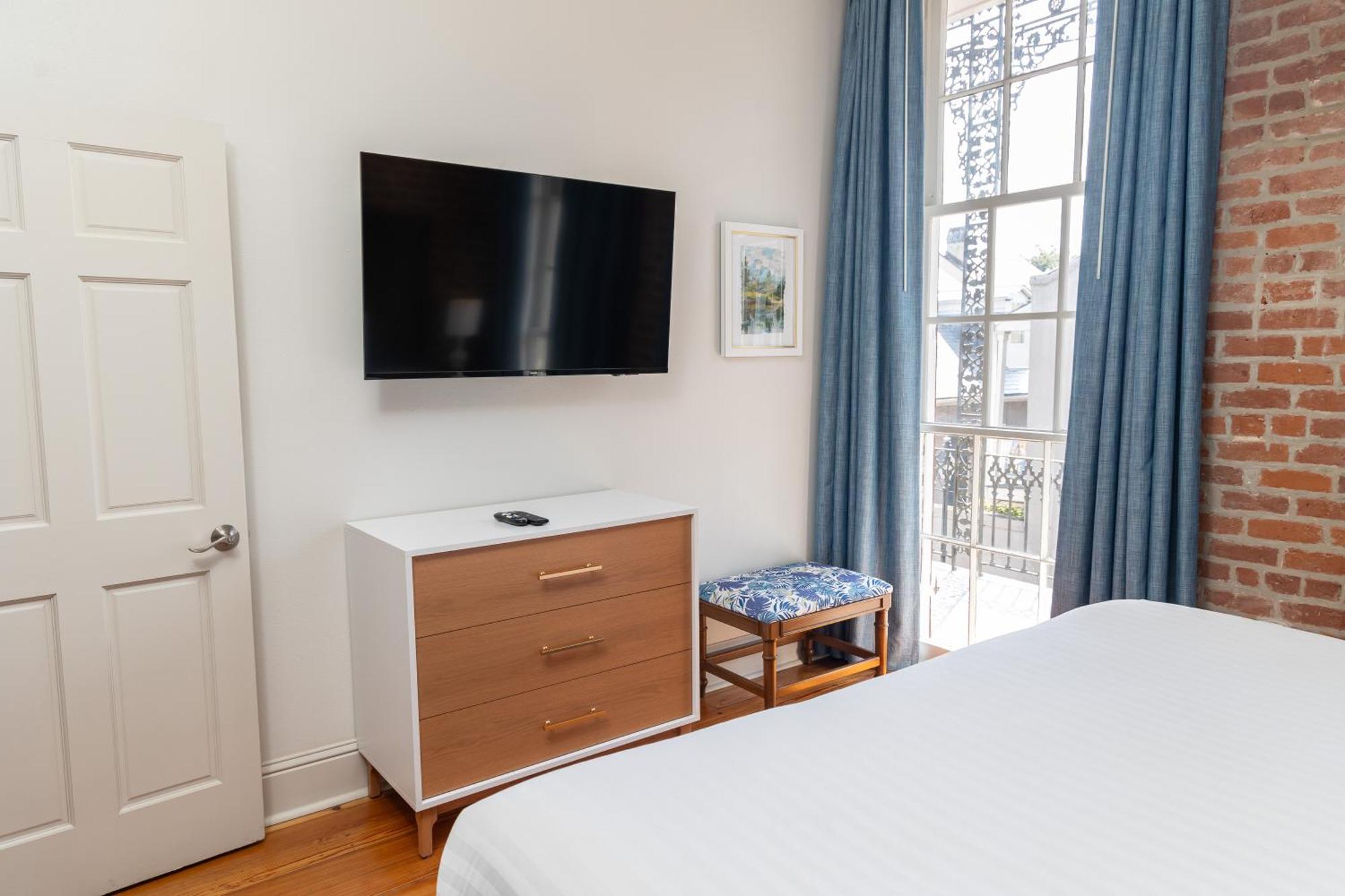 Deluxe King Suite