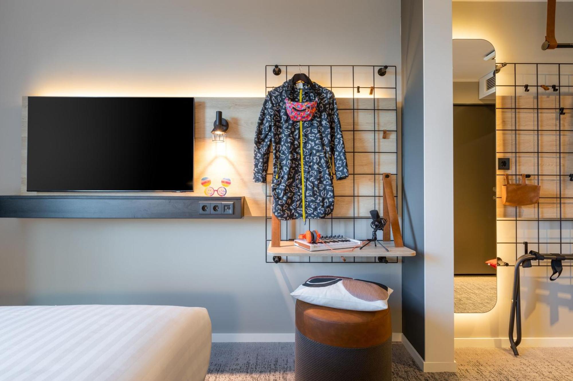 Moxy Queen Room