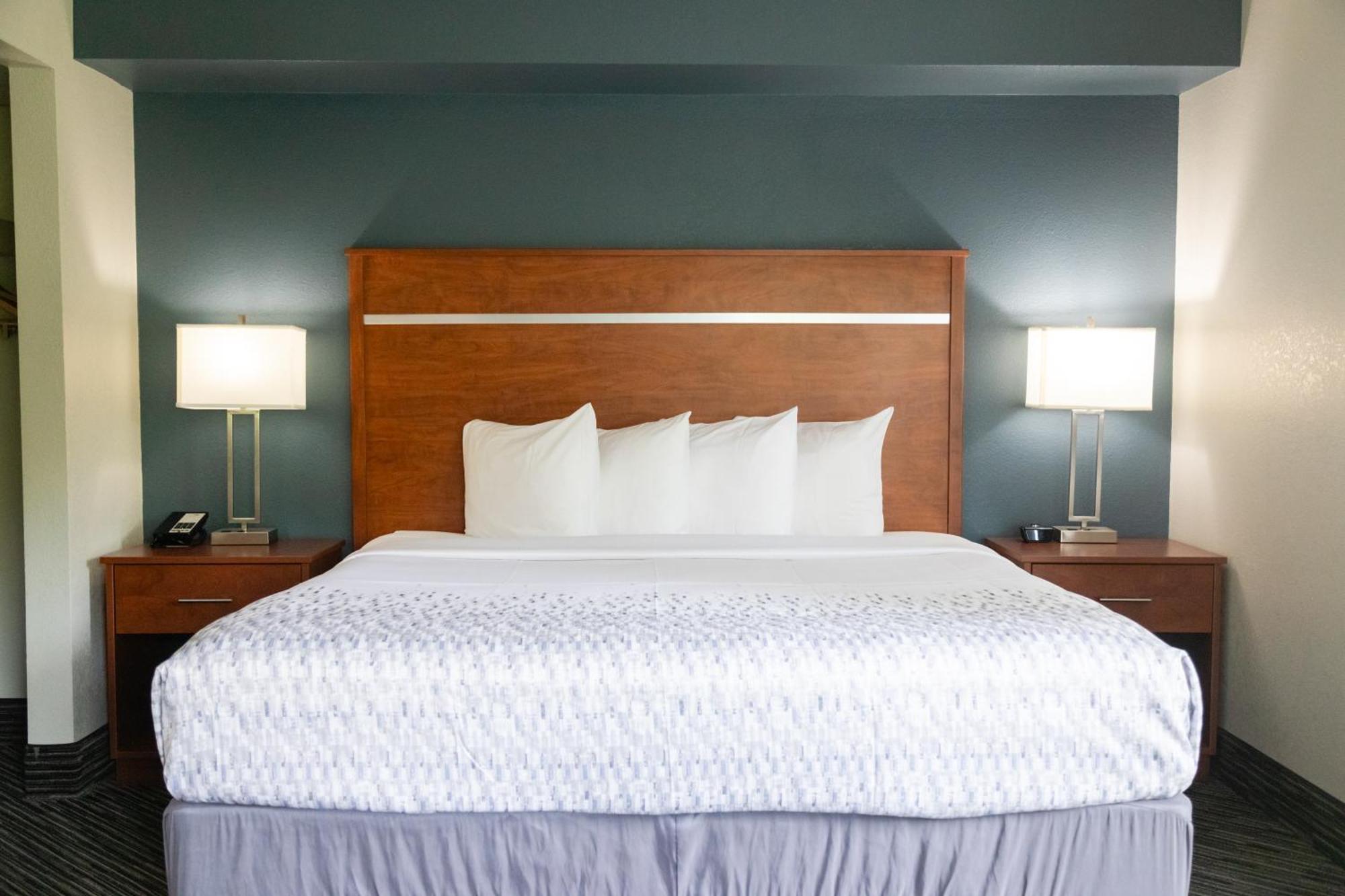 King Room w or Soaking Tub Sofa Bed w or fire place & private balcony